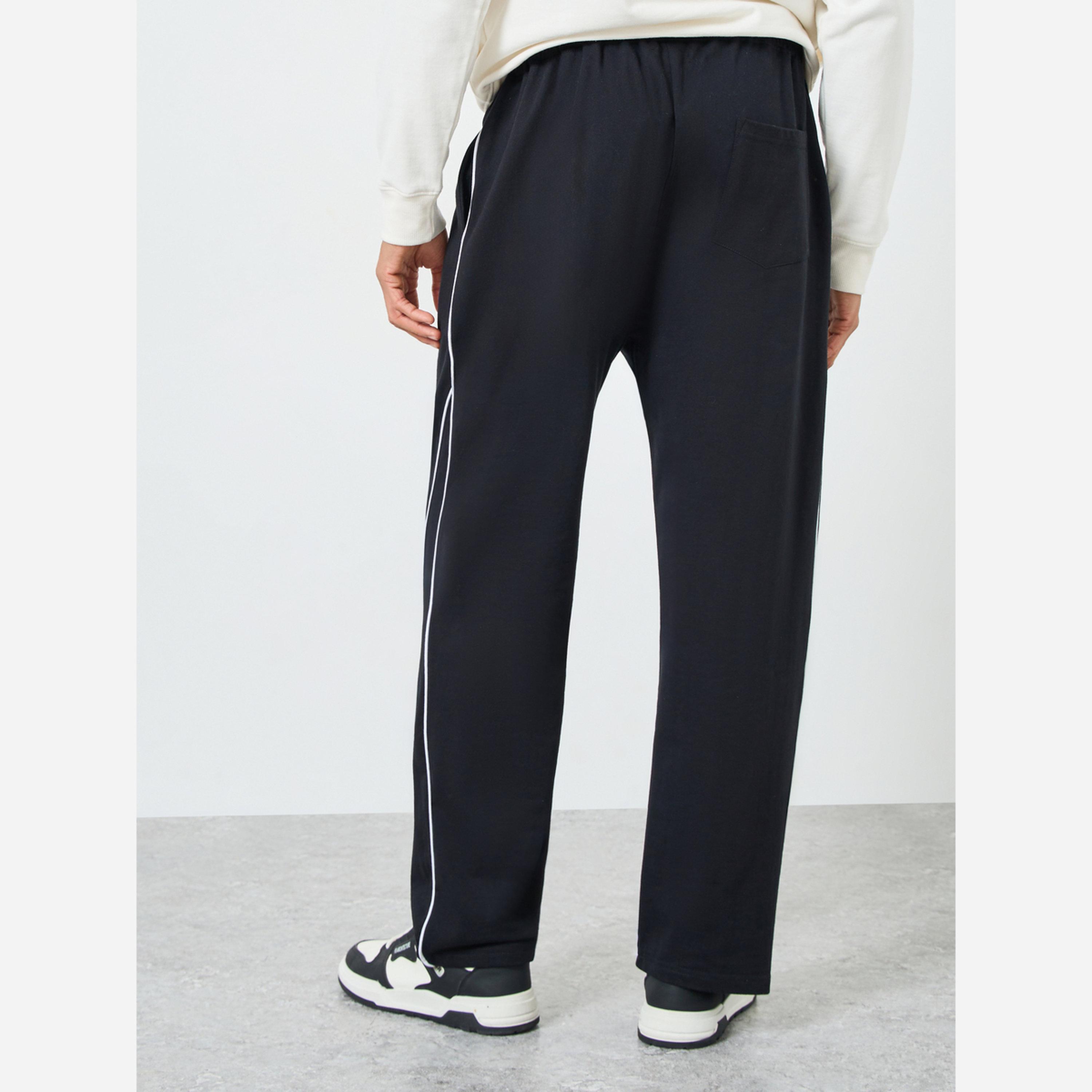 ستايلي - بنطال رياضي رجالي مقاس واسع قماش تيري، مزين بحواف متداخلة وحافة مفتوحة.-men-clothing-bottoms-joggers-image-3