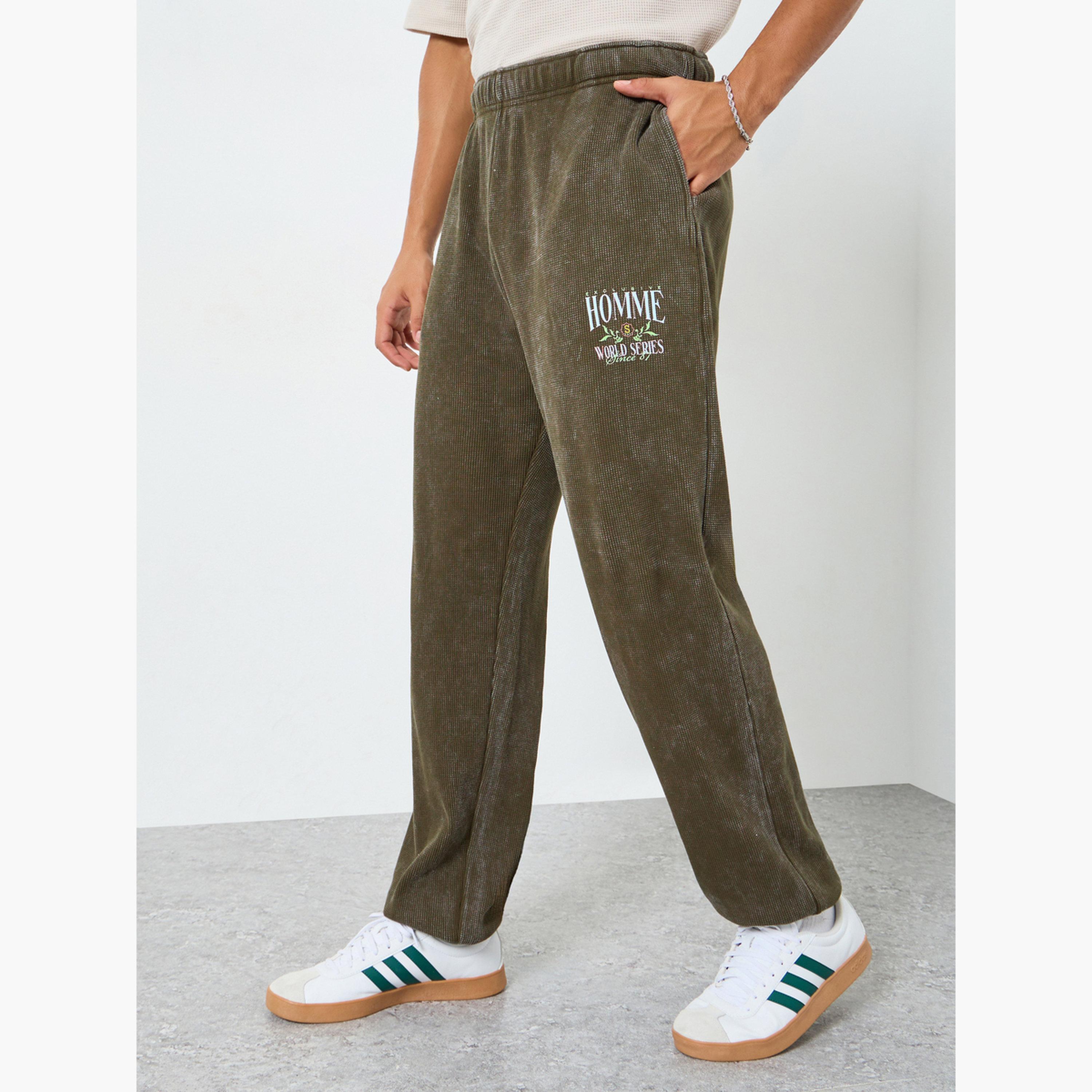 جوغر بطبعة جرافيك بقصة مريحة-men-clothing-bottoms-joggers-image-1