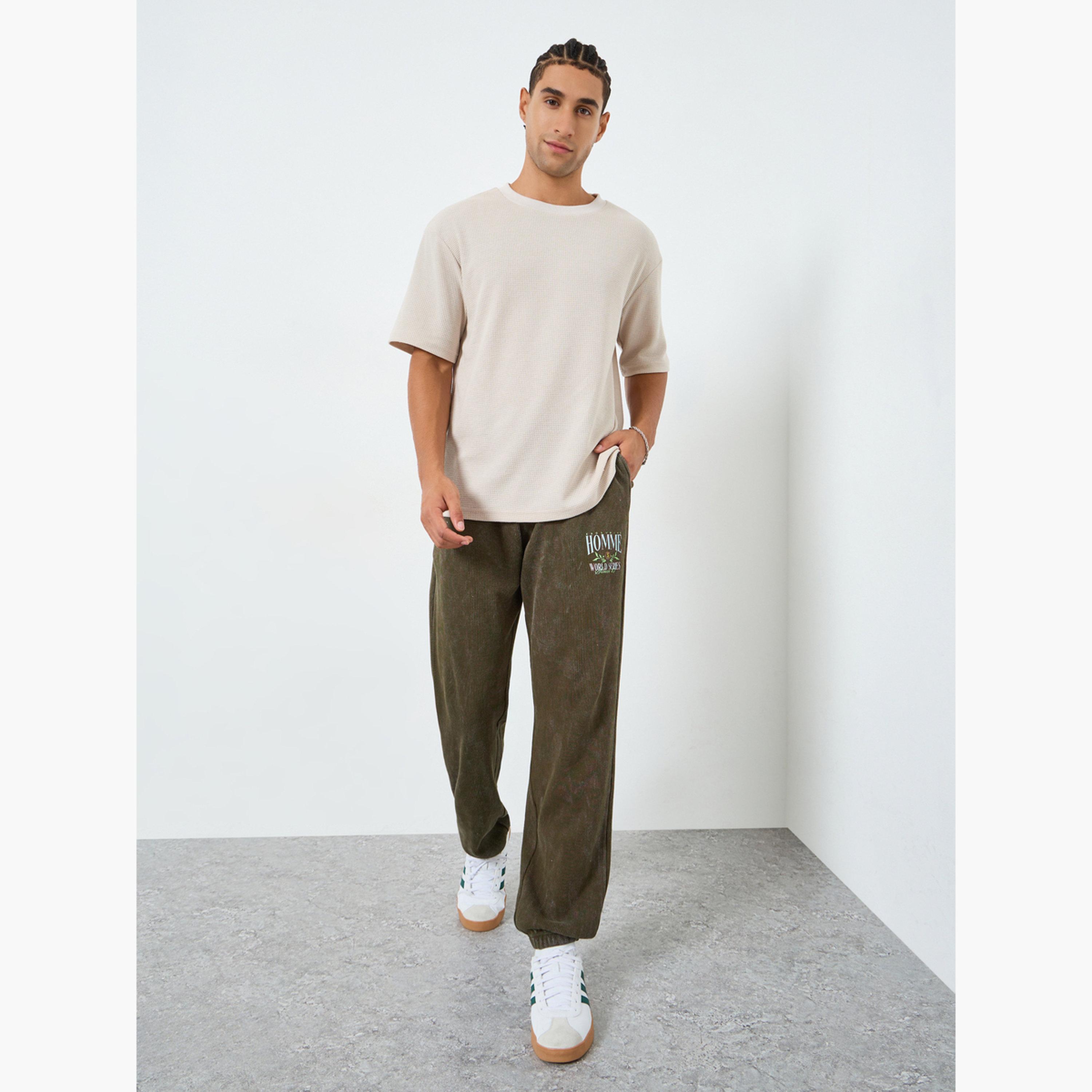 جوغر بطبعة جرافيك بقصة مريحة-men-clothing-bottoms-joggers-image-2