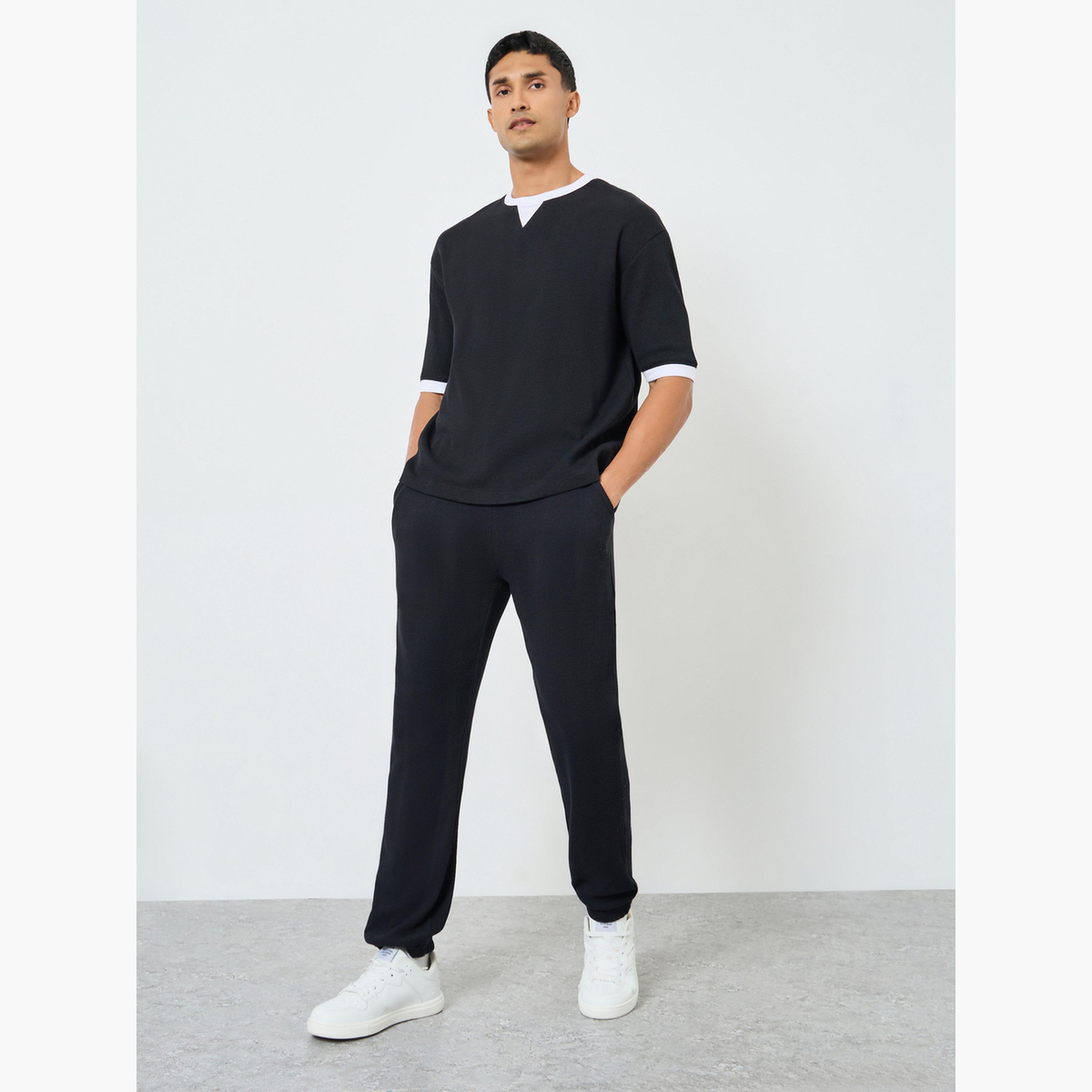 جوغر محبوك بنمط وافل بقصة ضيقة-men-clothing-bottoms-joggers-image-2