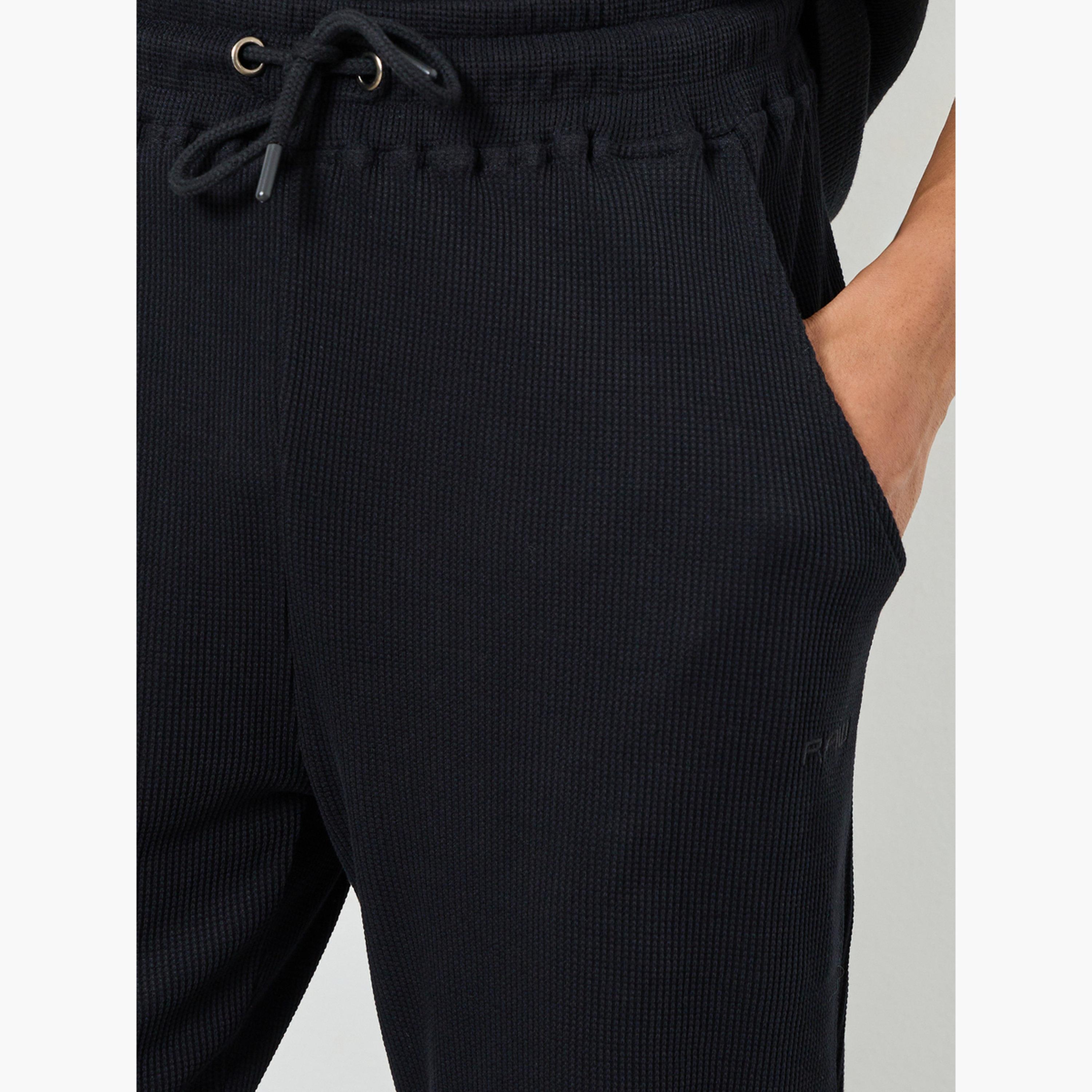 جوغر محبوك بنمط وافل بقصة ضيقة-men-clothing-bottoms-joggers-image-3