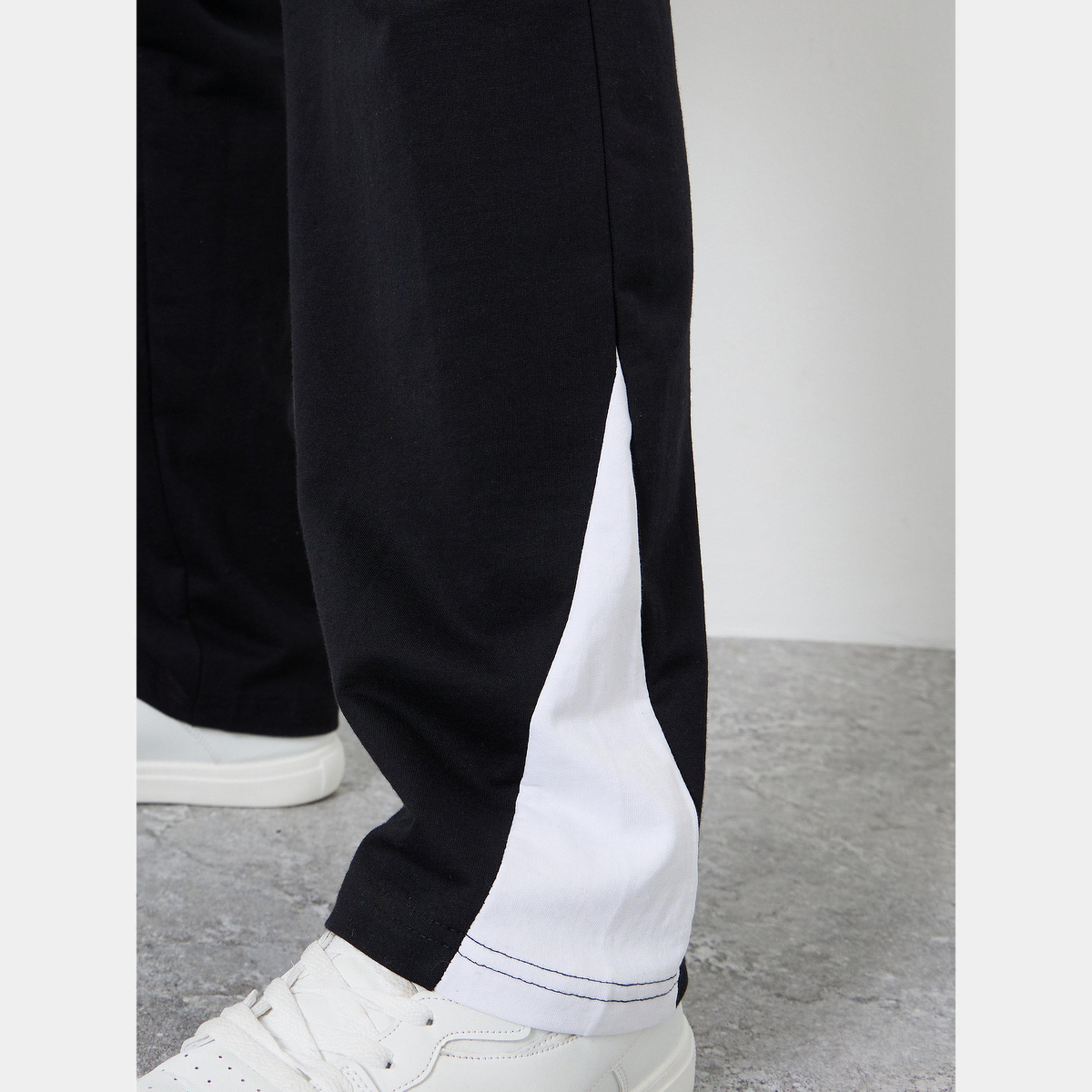 ستايلي - بنطال رياضي رجالي أسود بقصّة مستقيمة وتفاصيل شارة-men-clothing-bottoms-joggers-image-4