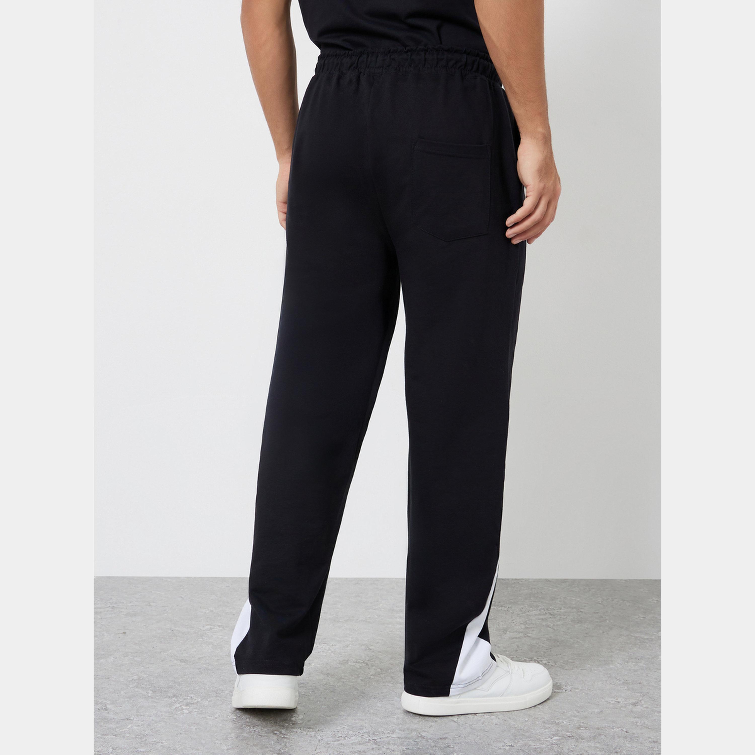 ستايلي - بنطال رياضي رجالي أسود بقصّة مستقيمة وتفاصيل شارة-men-clothing-bottoms-joggers-image-5