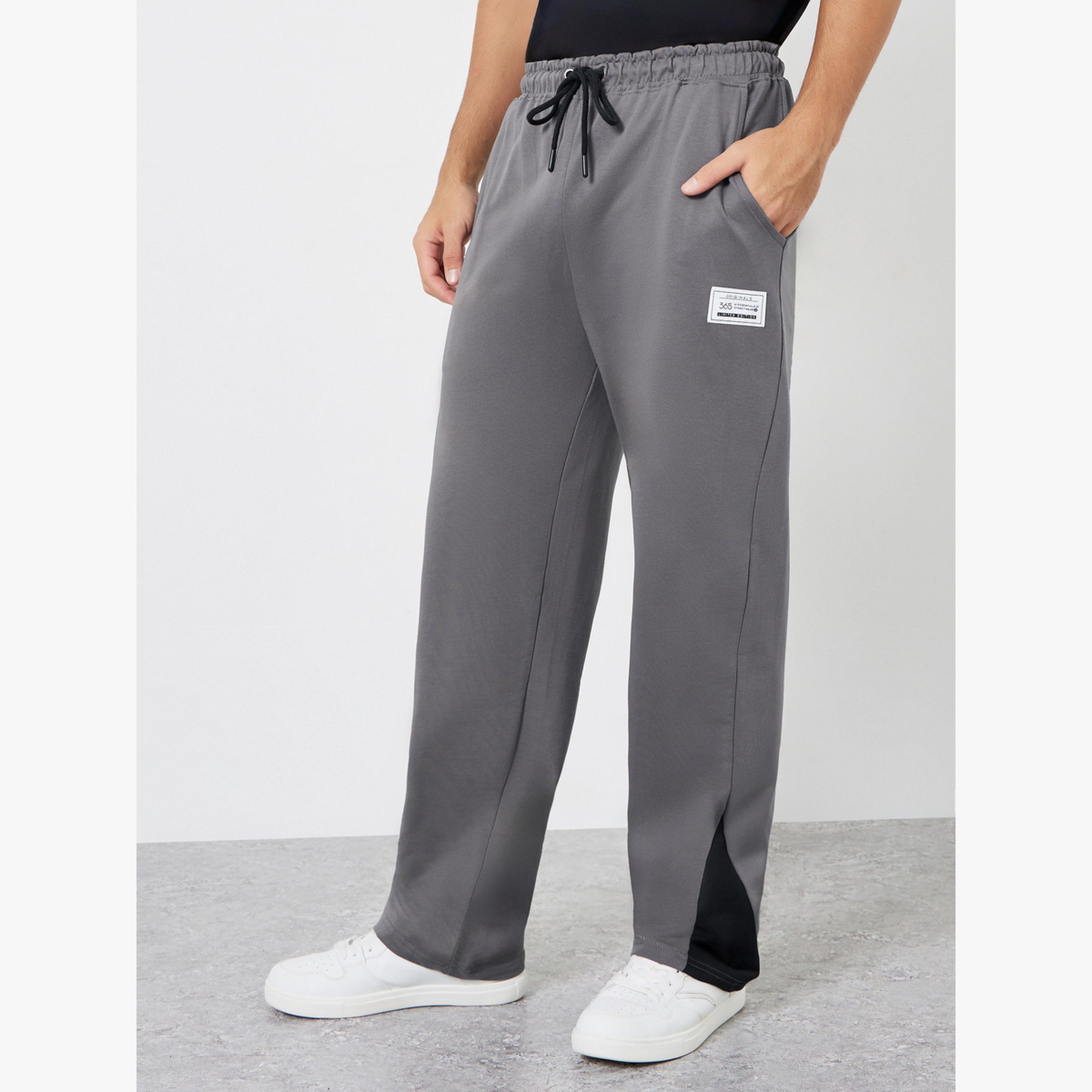 جوغر بقصة مستقيمة بتفاصيل شارة-men-clothing-bottoms-joggers-image-1