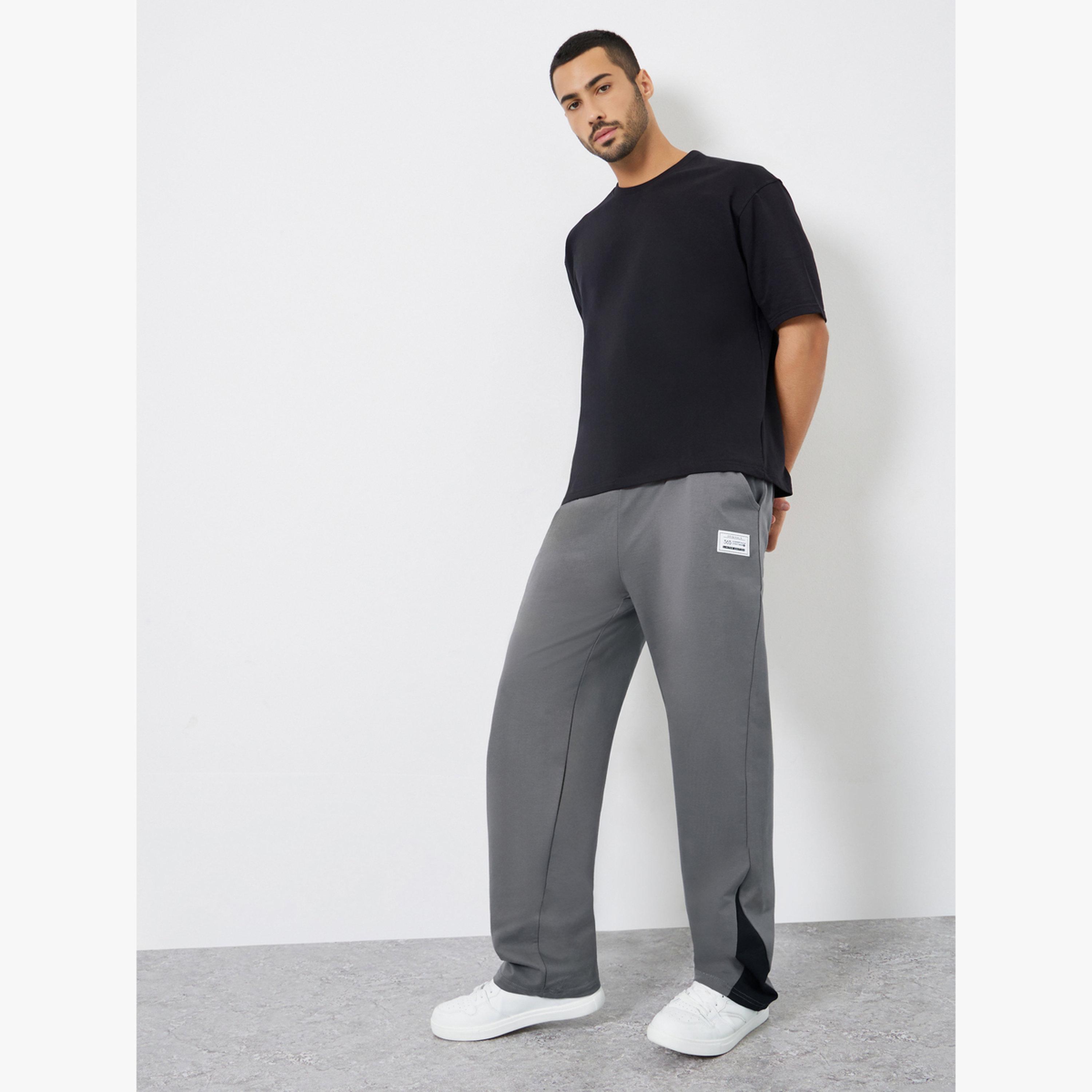 جوغر بقصة مستقيمة بتفاصيل شارة-men-clothing-bottoms-joggers-image-2