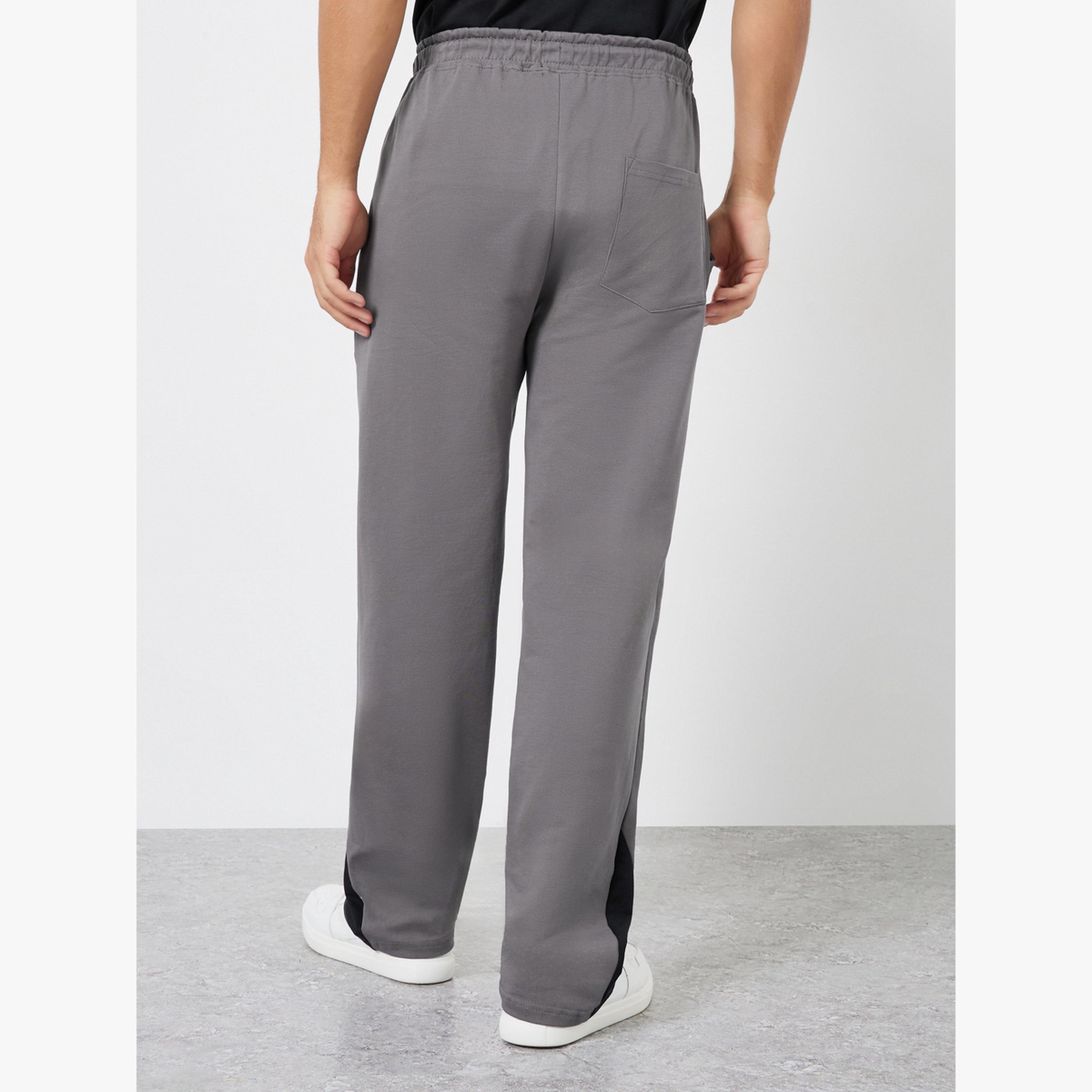 جوغر بقصة مستقيمة بتفاصيل شارة-men-clothing-bottoms-joggers-image-3