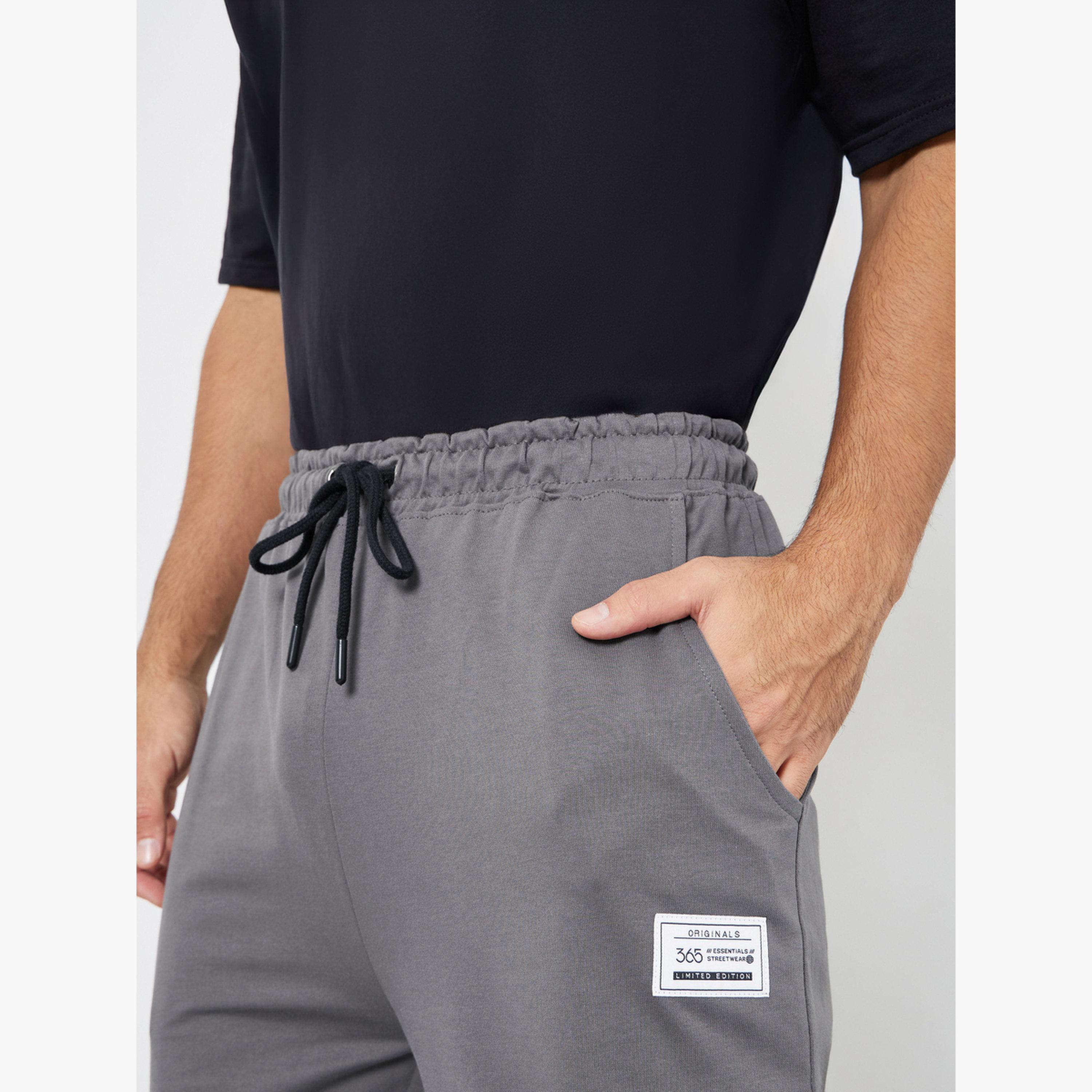 جوغر بقصة مستقيمة بتفاصيل شارة-men-clothing-bottoms-joggers-image-4