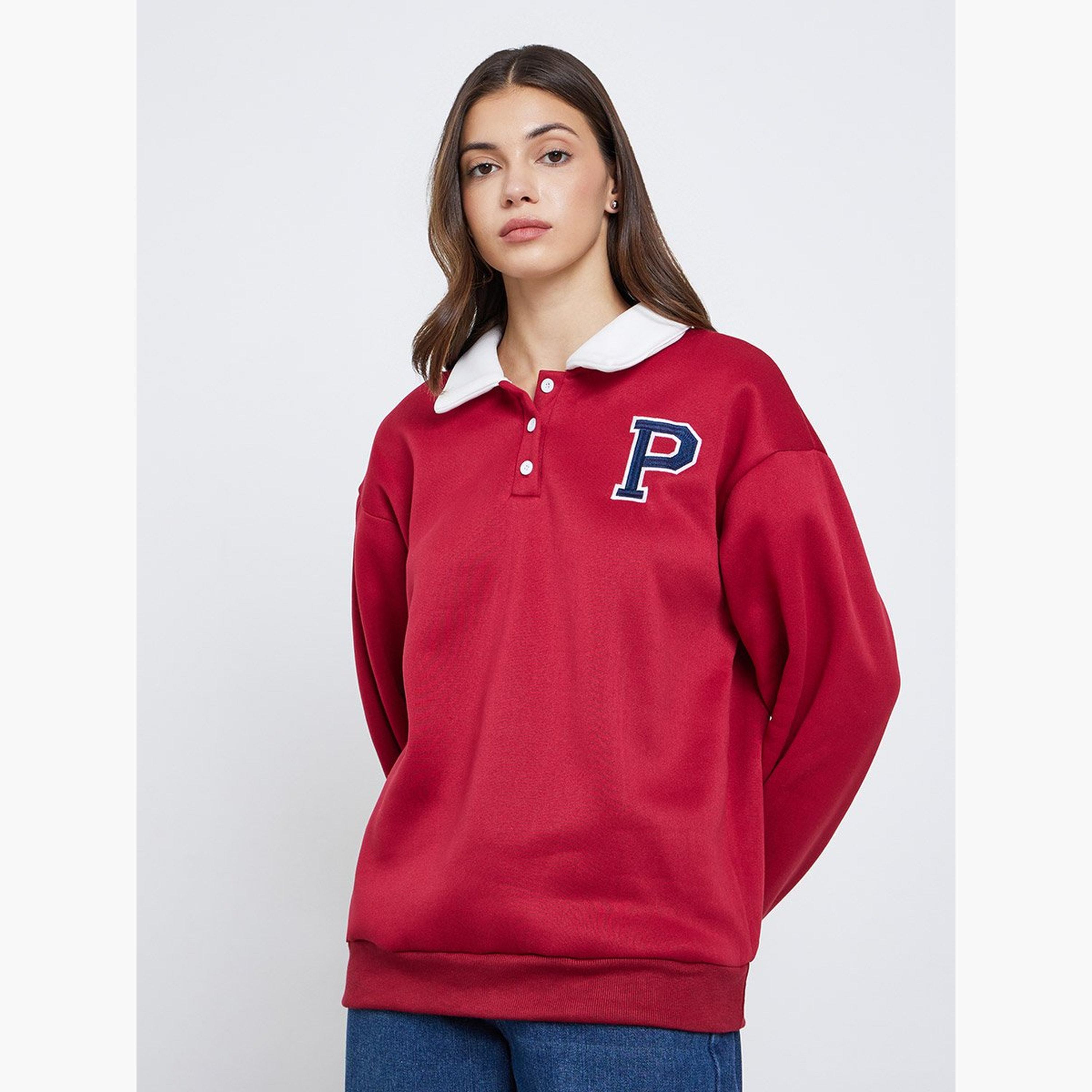ستايلي - سويت شيرت أحمر بطبعة حروف جامعية وياقة متباينة-women-winterwear-hoodiesandsweatshirts-sweatshirts-image-1