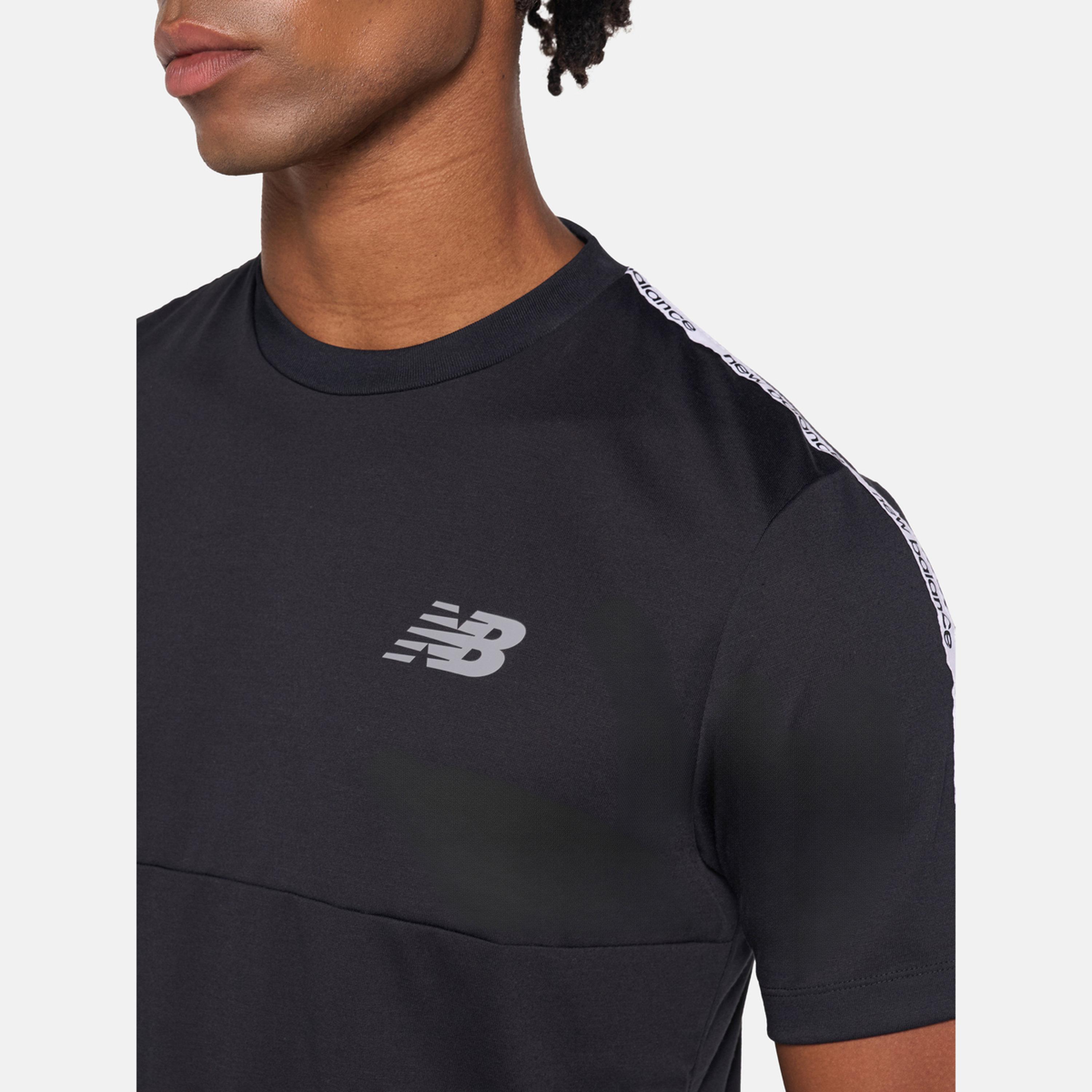 نيو بالانس - تي شيرت تدريب رجالي أسود مطبوع عليه شعار-men-clothing-sportswearandactivewear-tshirtsandpolos-image-4