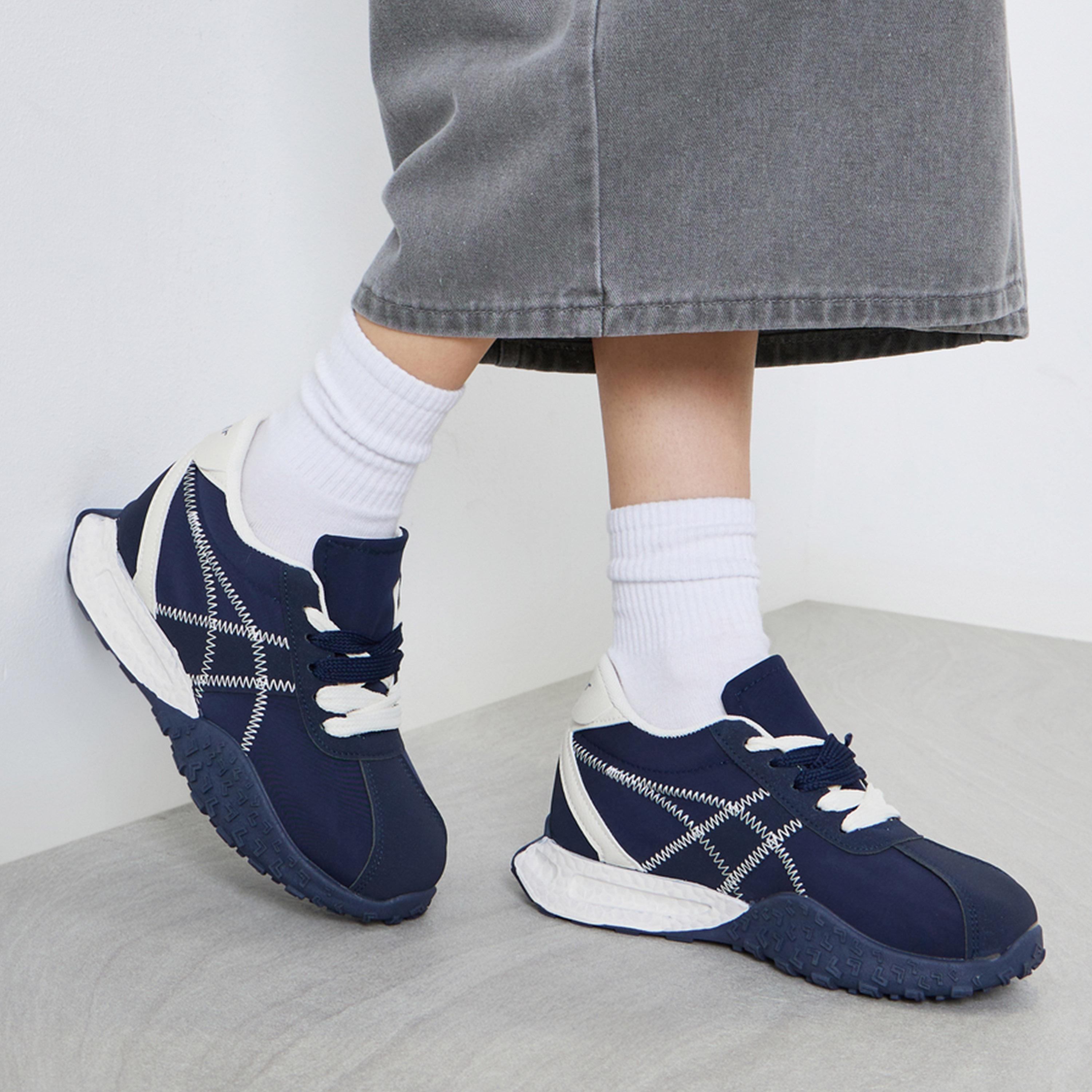 ستايلي - حذاء رياضي برباط وتفاصيل حياكة لون أزرق داكن للنساء-women-shoes-sneakers-image-2