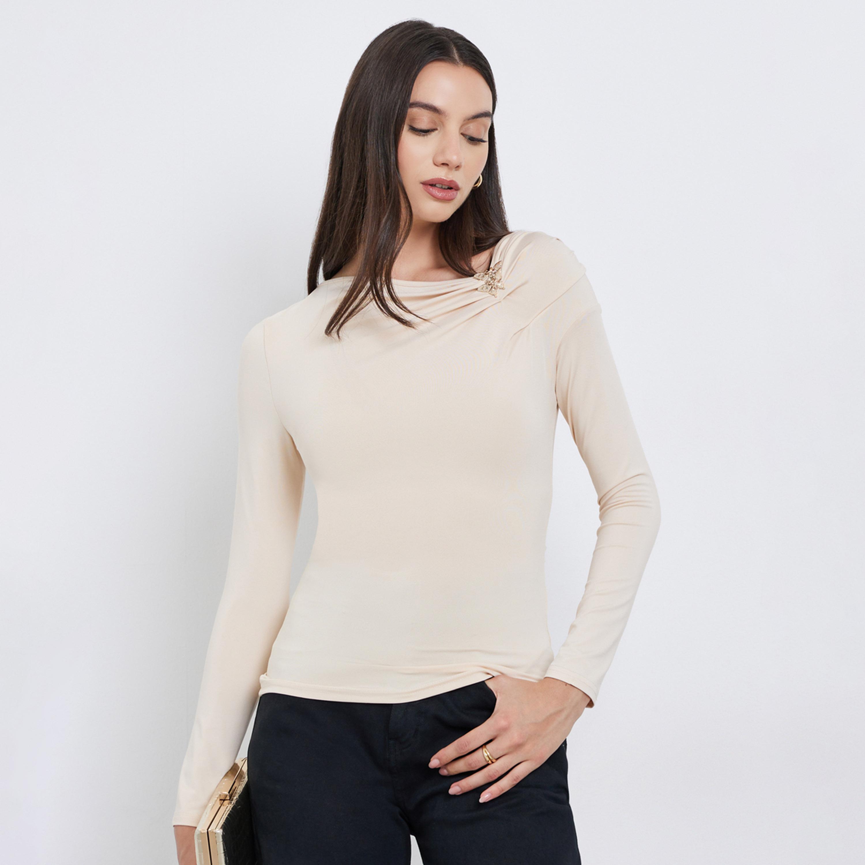 ستايلي - بلوزة بيج برقبة غير متماثلة مع قطعة معدنية على شكل فراشة-women-clothing-tshirts-image-1