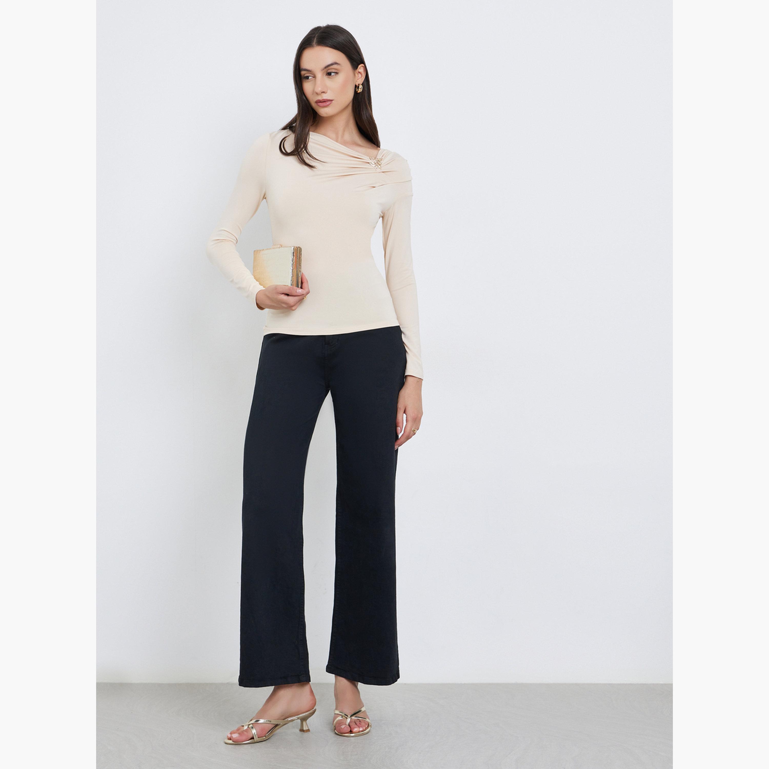 ستايلي - بلوزة بيج برقبة غير متماثلة مع قطعة معدنية على شكل فراشة-women-clothing-tshirts-image-2