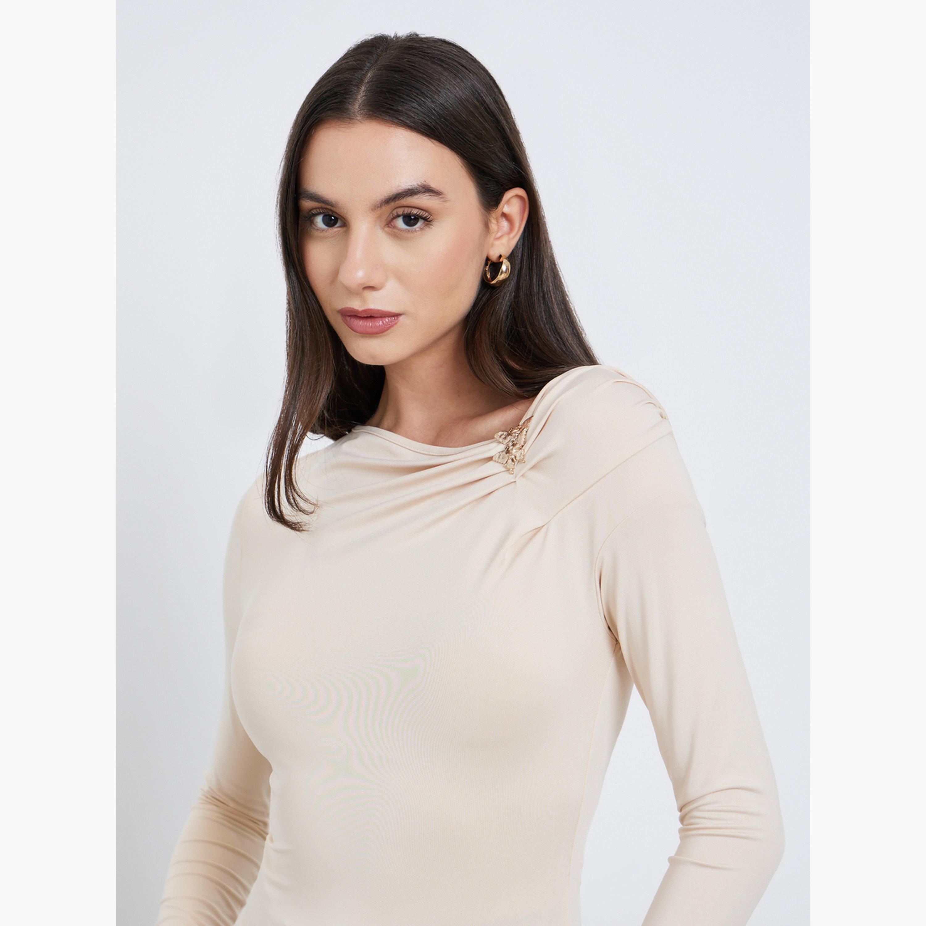 ستايلي - بلوزة بيج برقبة غير متماثلة مع قطعة معدنية على شكل فراشة-women-clothing-tshirts-image-3