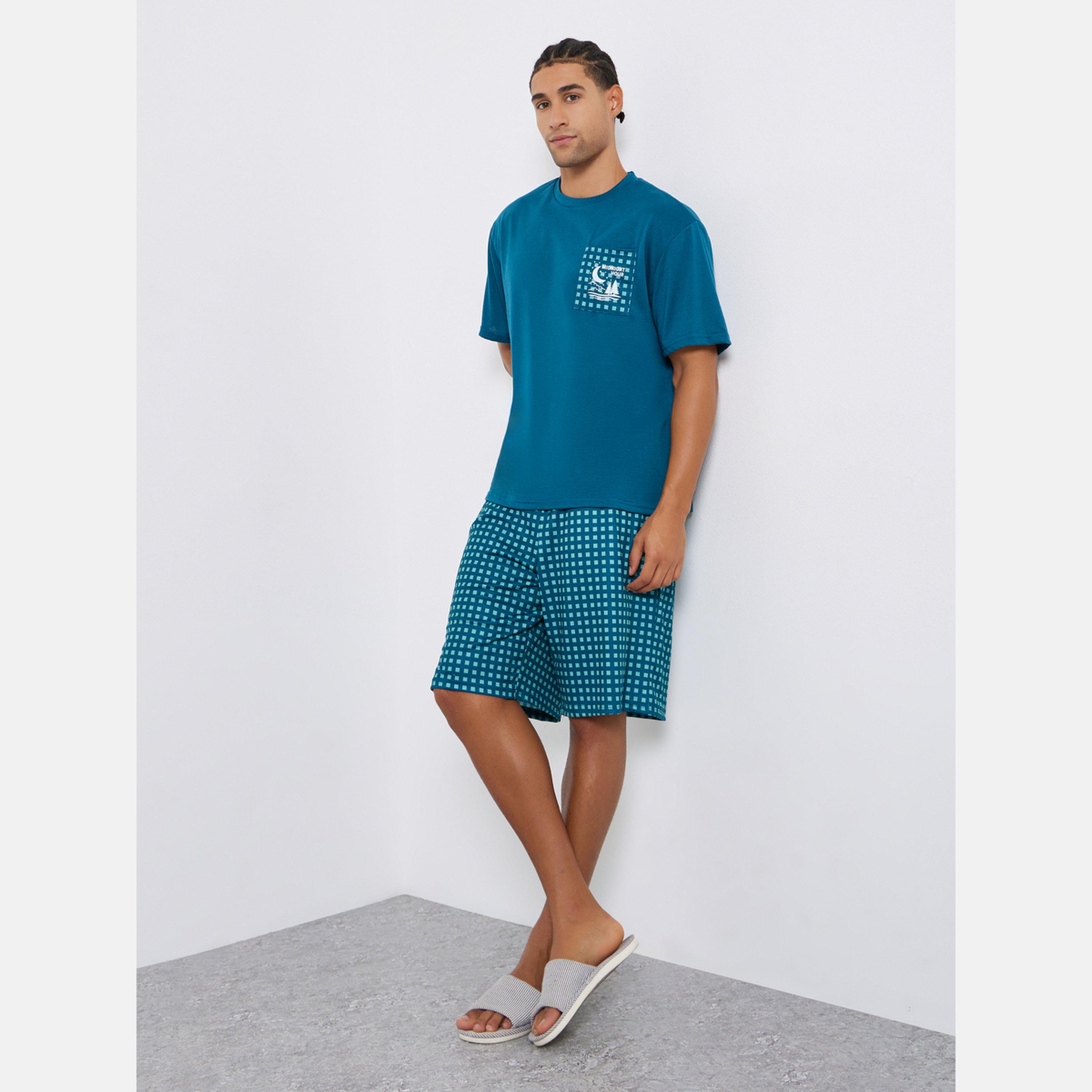 ستايلي - طقم تي شيرت وشورت رجالي بتصميم مريح منقوش باللون الأزرق المخضر-men-clothing-nightwear-sets-image-3