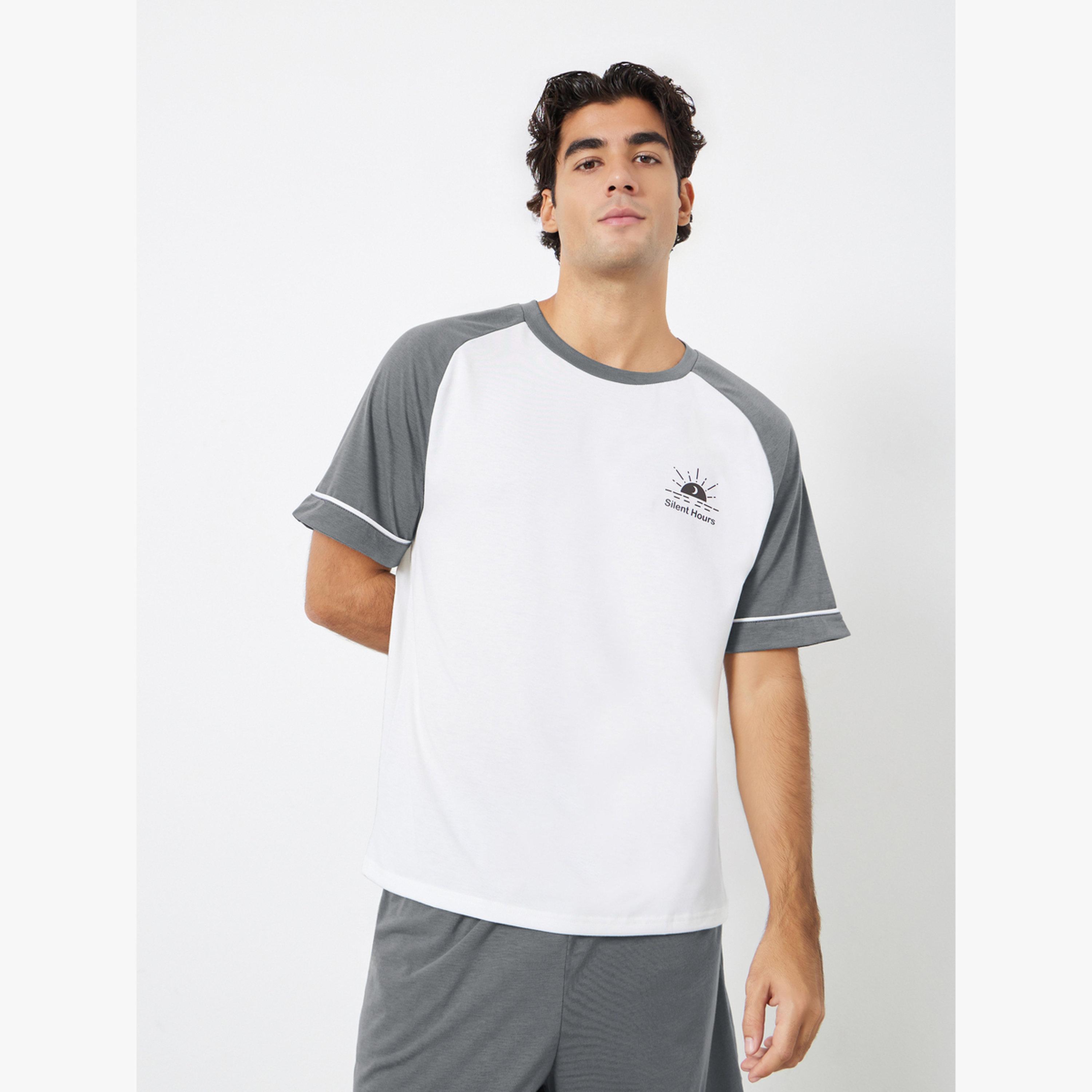 مجموعة من شورت وتيشيرت بقصة مريحة وأكمام ريجلان-men-clothing-nightwear-sets-image-2