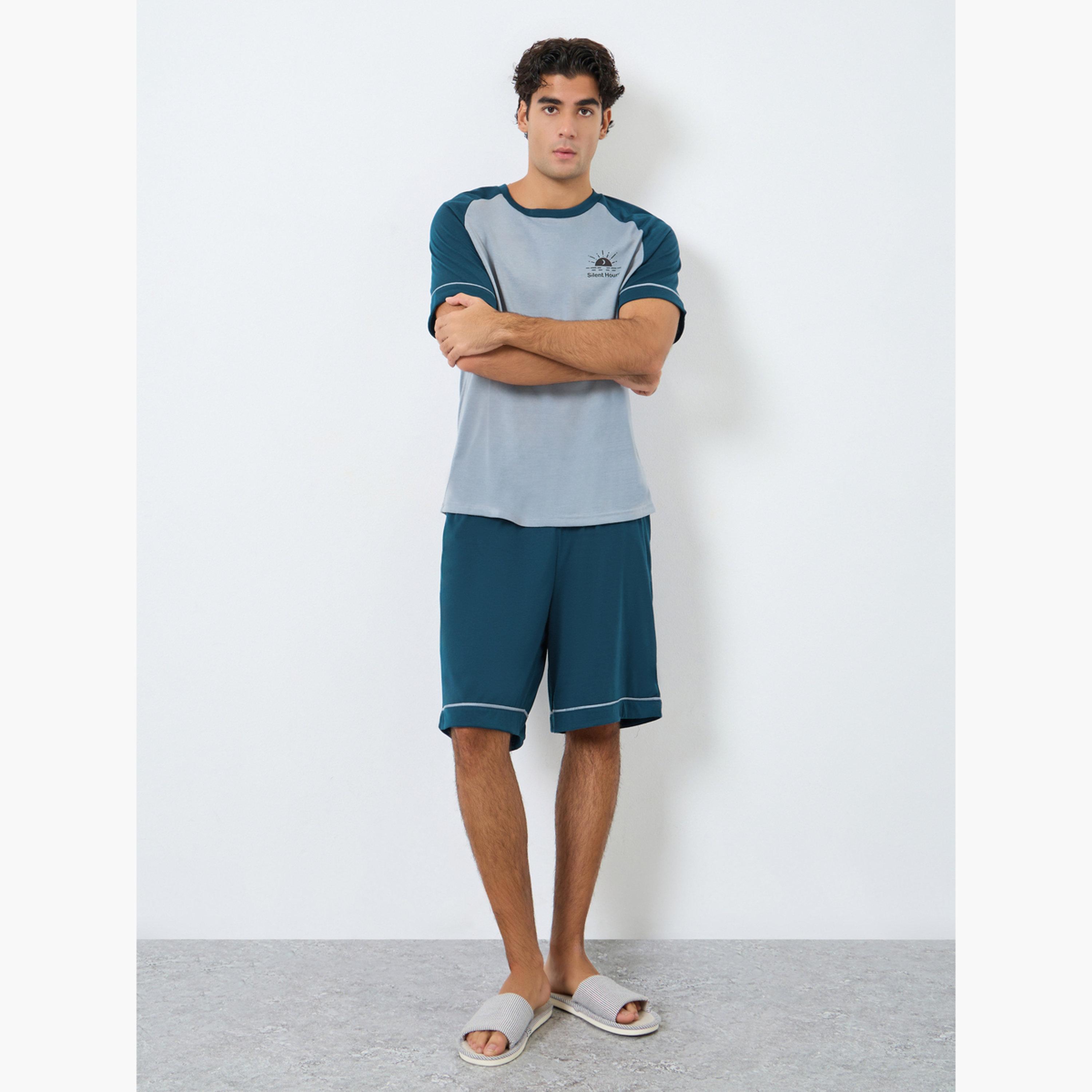 ستايلي - طقم رجالي من تي شيرت وشورت بأكمام راجلان بقصة مريحة-men-clothing-nightwear-sets-image-1