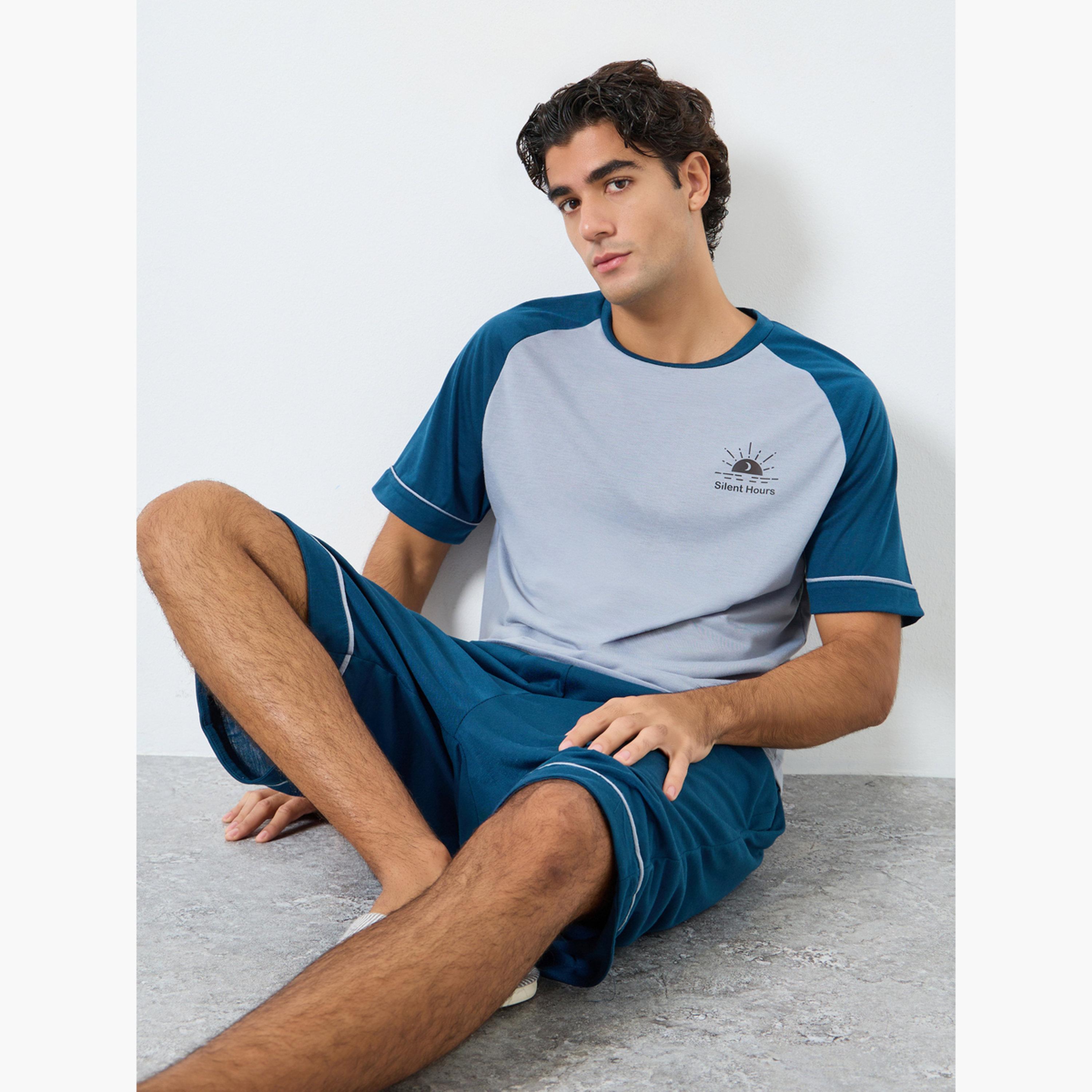 ستايلي - طقم رجالي من تي شيرت وشورت بأكمام راجلان بقصة مريحة-men-clothing-nightwear-sets-image-2