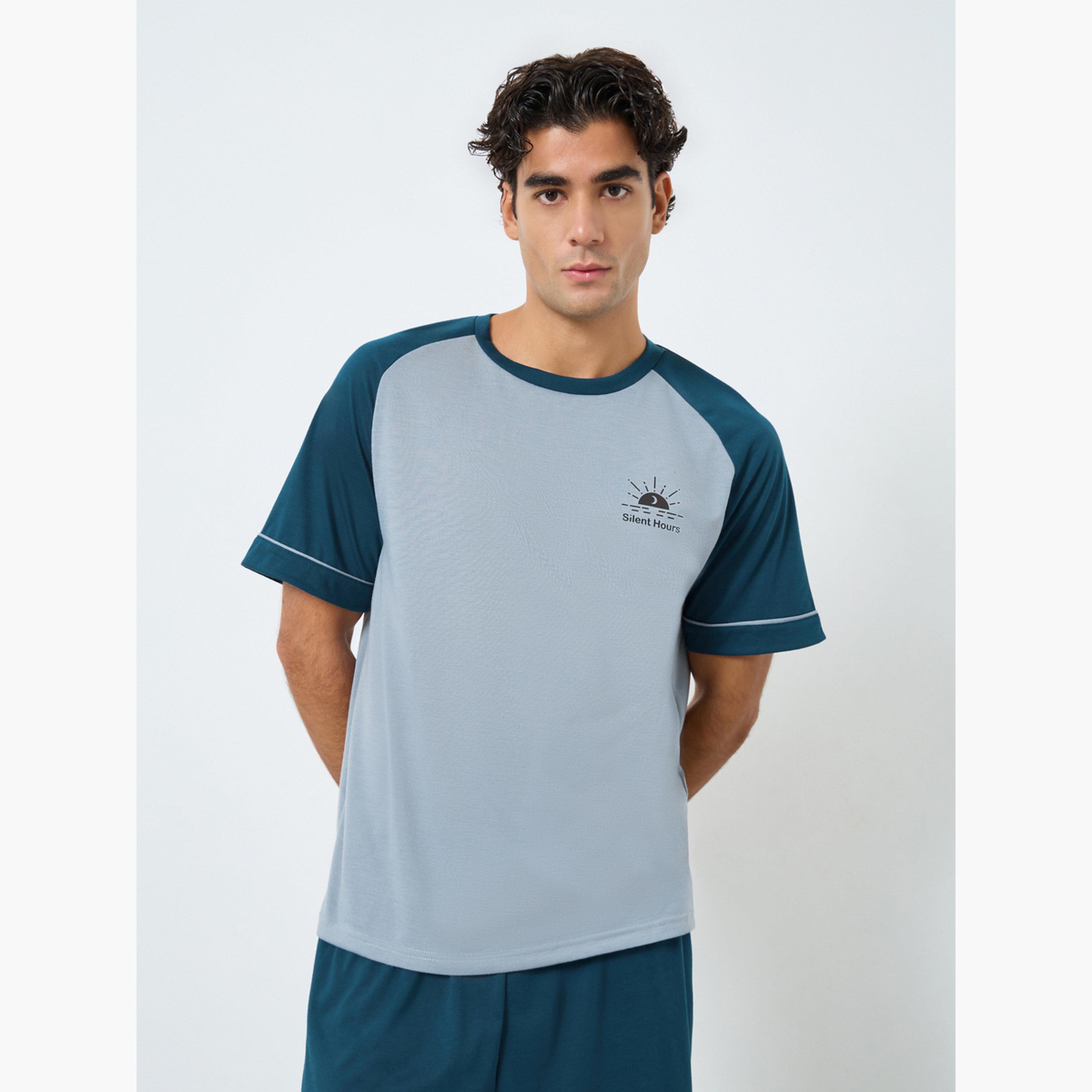 ستايلي - طقم رجالي من تي شيرت وشورت بأكمام راجلان بقصة مريحة-men-clothing-nightwear-sets-image-3
