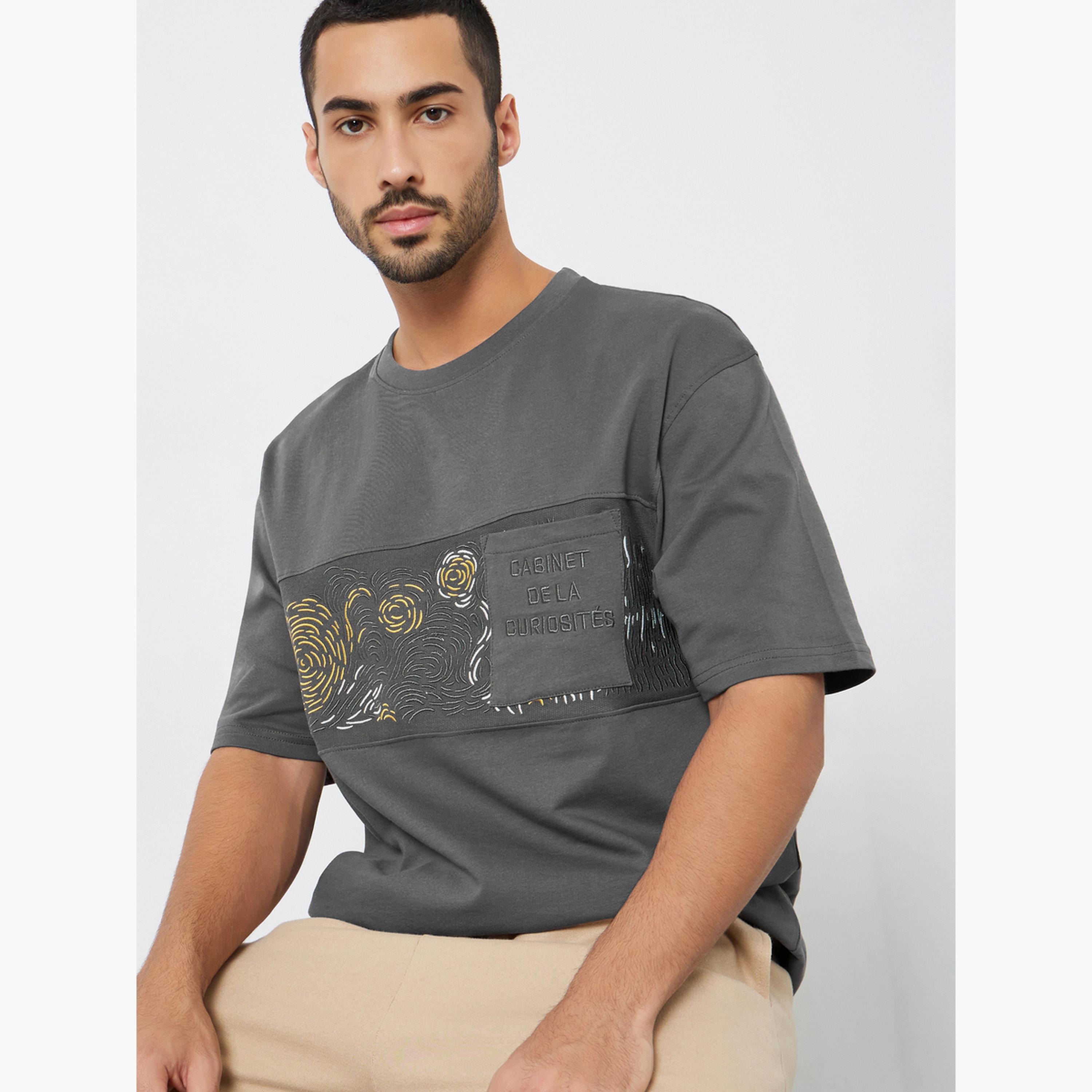 تيشيرت بطبعة جرافيك وبقصة واسعة-men-clothing-tshirtsandpolos-tshirts-image-3