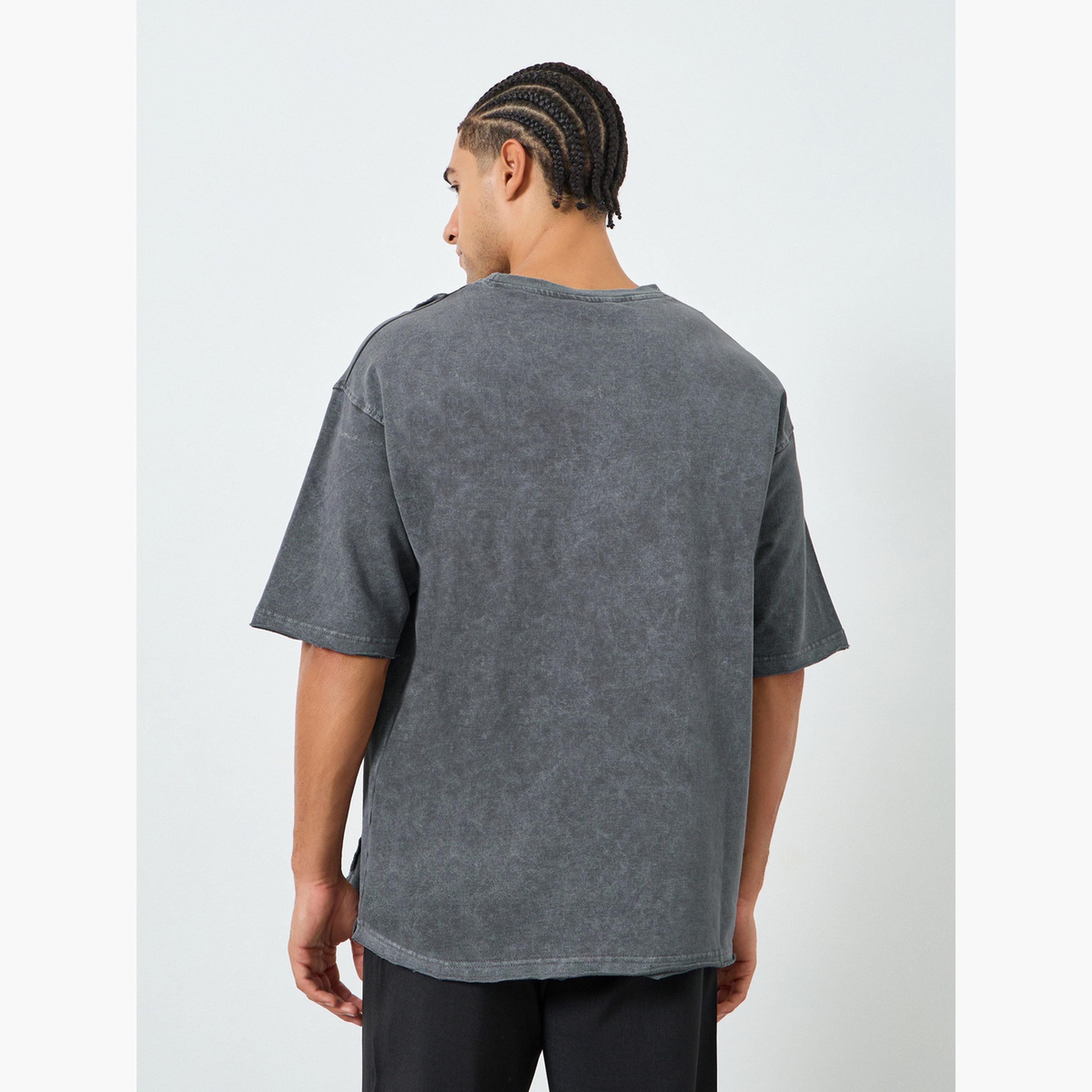 تيشيرت بغسيل حمضي وقصة واسعة للرجال-men-clothing-tshirtsandpolos-tshirts-image-4
