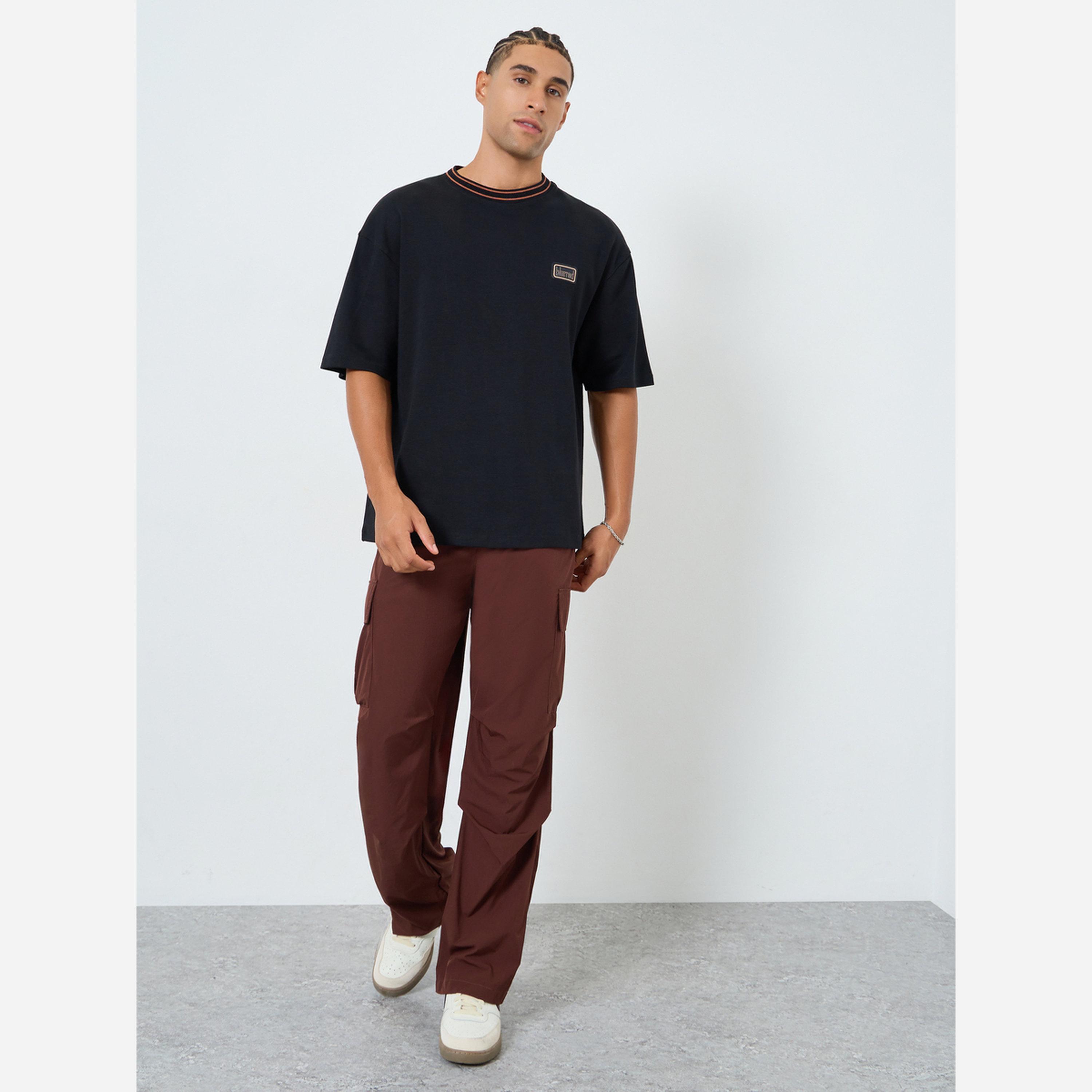 ستايلي - تيشيرت رجالي لون أسود مقاس واسع برقعة صدر-men-clothing-tshirtsandpolos-tshirts-image-2