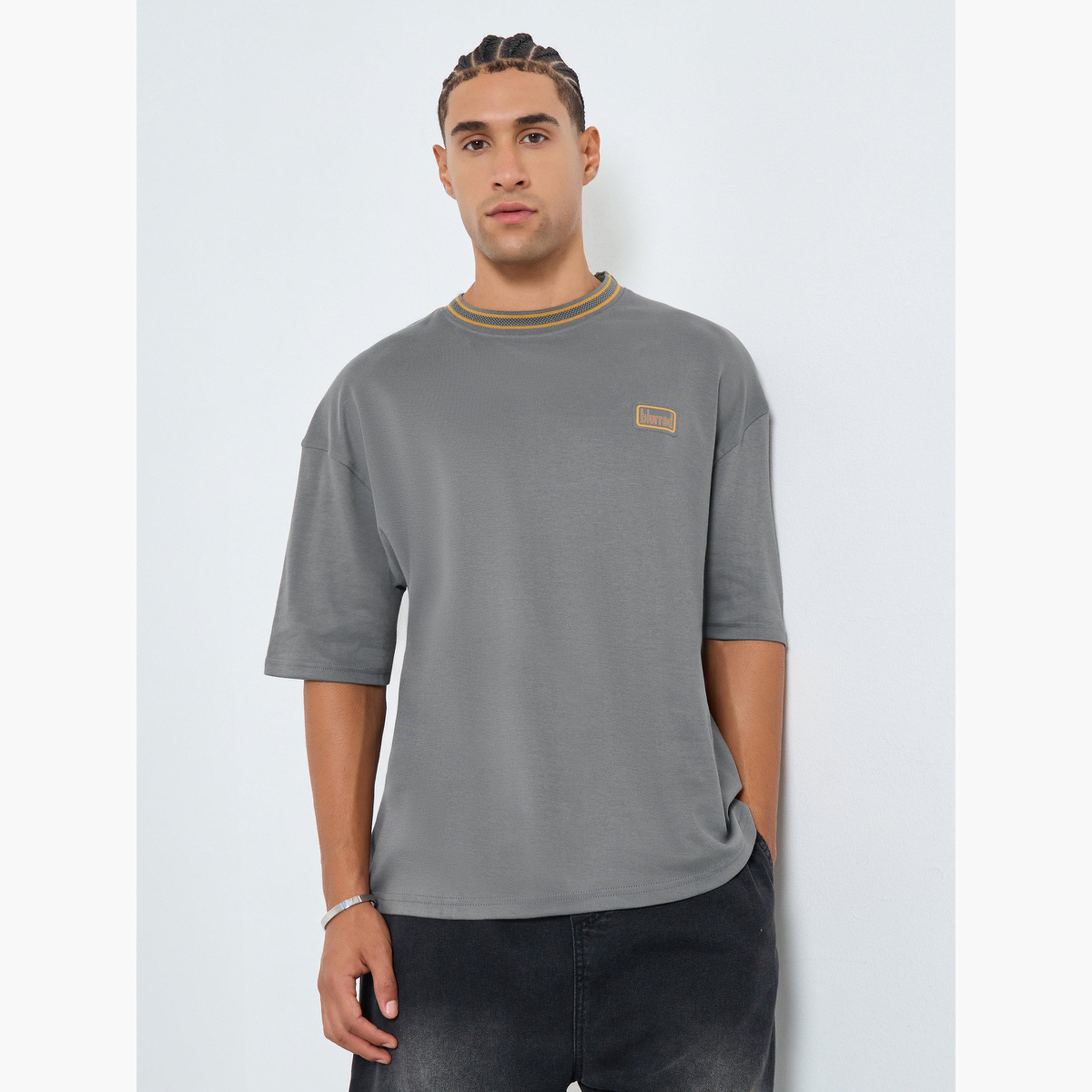 تيشيرت بقصة واسعة برقعة شعار-men-clothing-tshirtsandpolos-tshirts-image-1