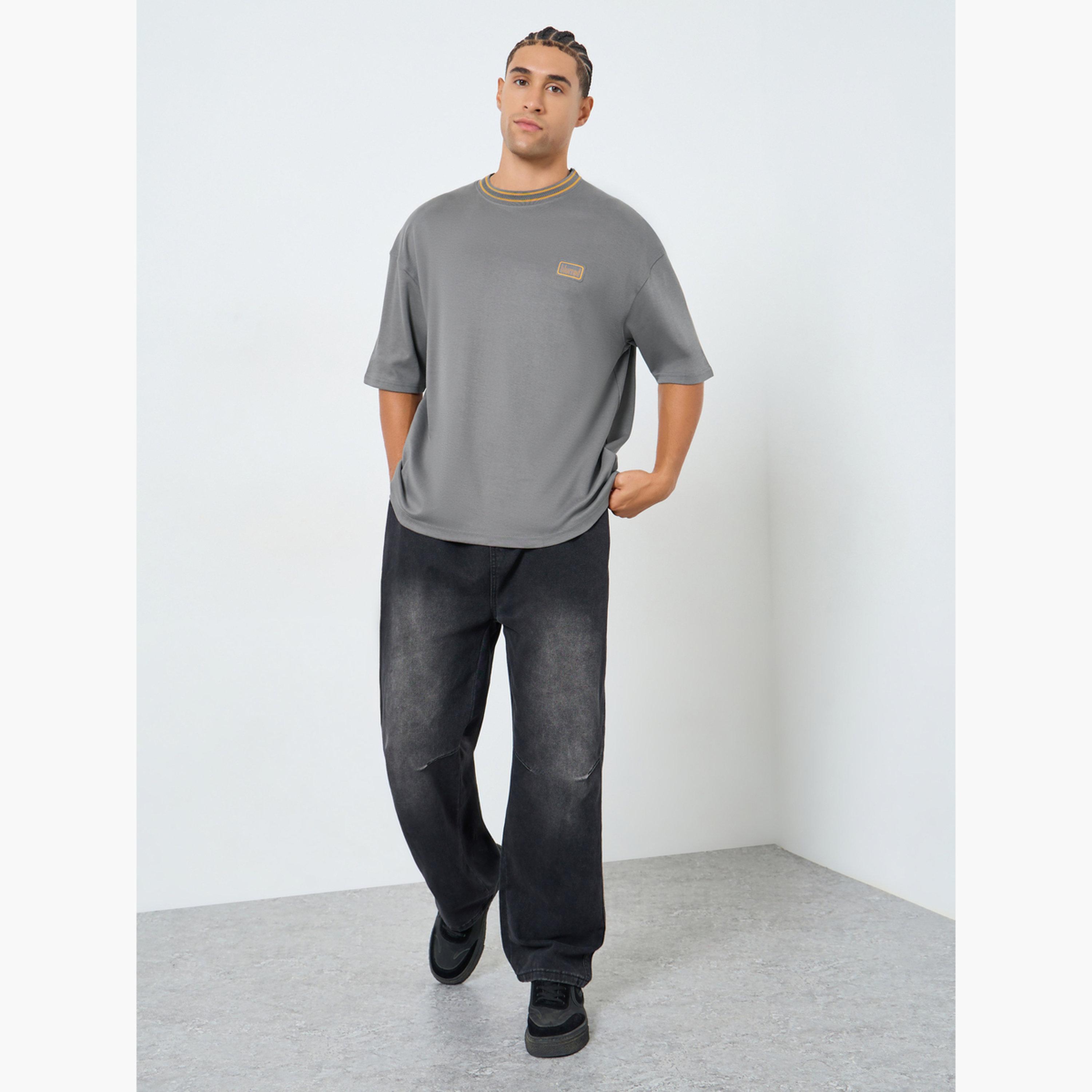تيشيرت بقصة واسعة برقعة شعار-men-clothing-tshirtsandpolos-tshirts-image-2