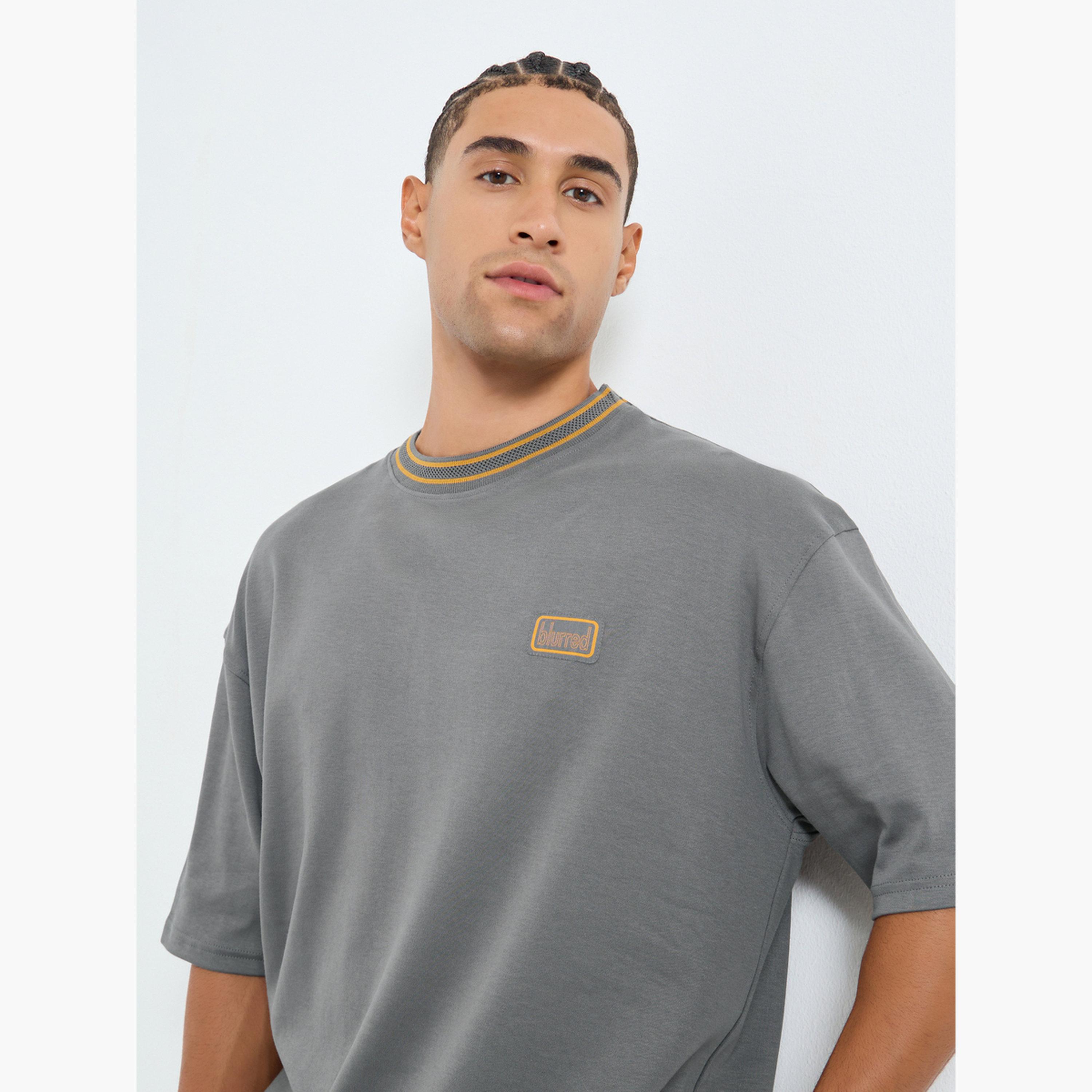 تيشيرت بقصة واسعة برقعة شعار-men-clothing-tshirtsandpolos-tshirts-image-3