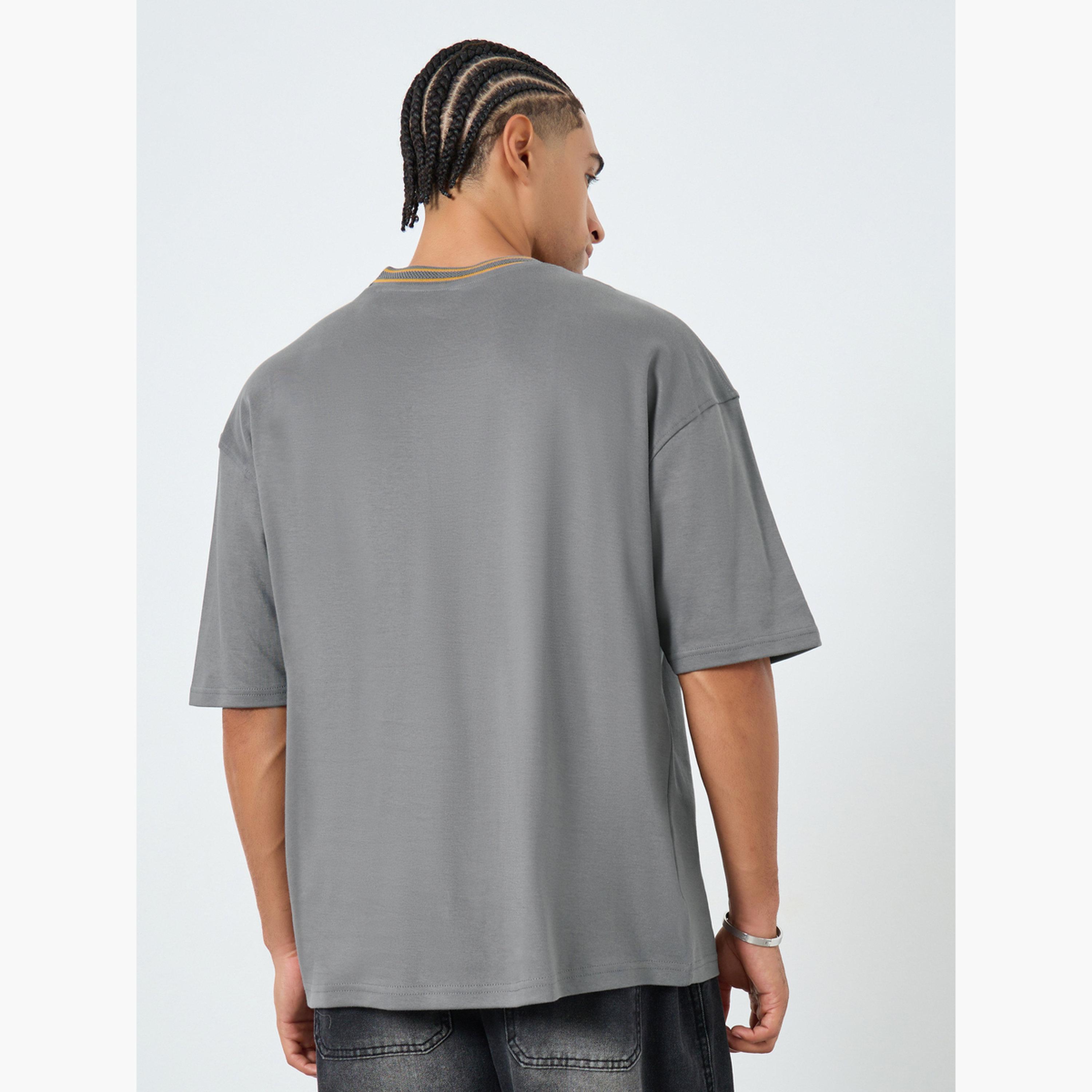 تيشيرت بقصة واسعة برقعة شعار-men-clothing-tshirtsandpolos-tshirts-image-5