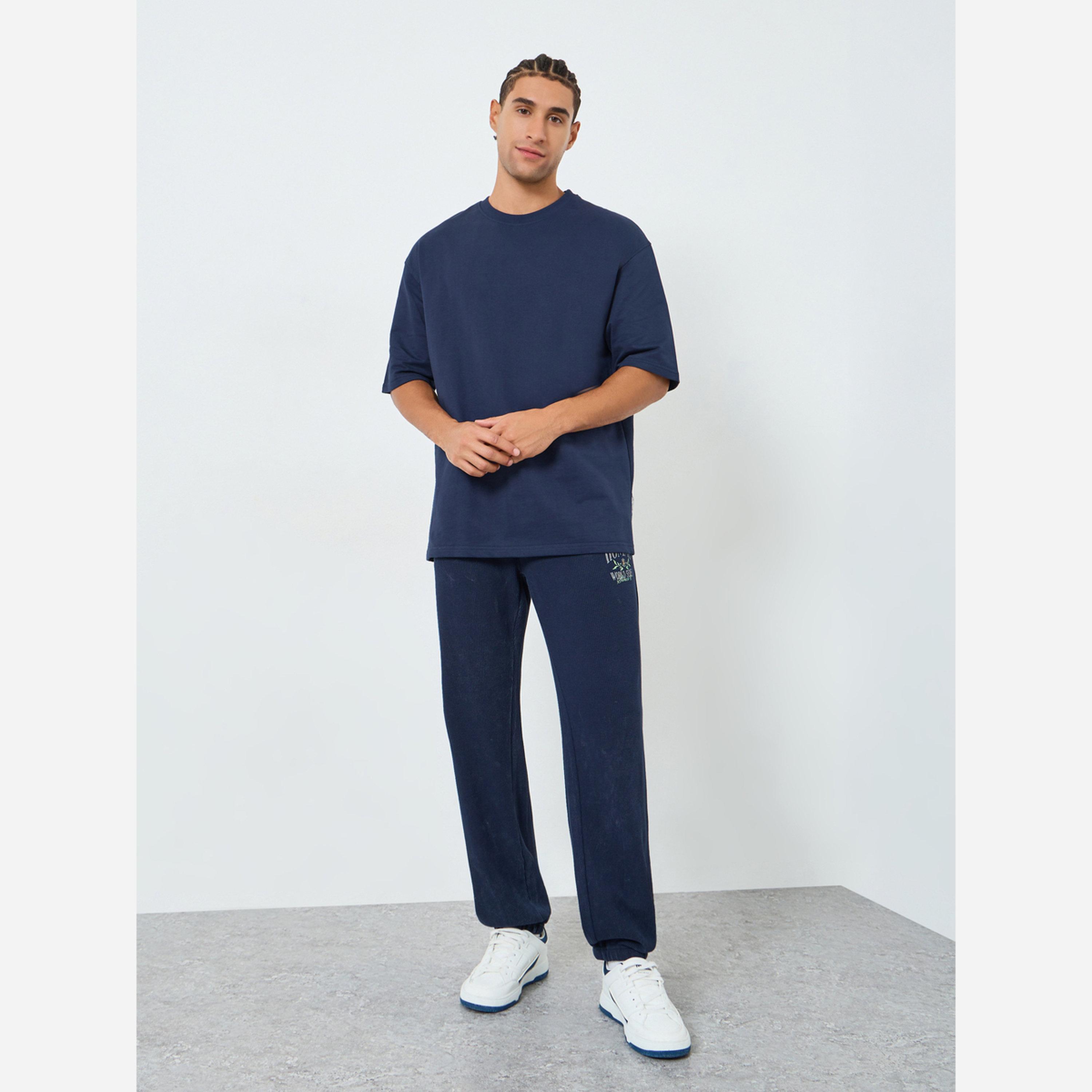 ستايلي - تيشيرت رجالي واسع قماش تيري بطبعة خلفية-men-clothing-tshirtsandpolos-tshirts-image-2