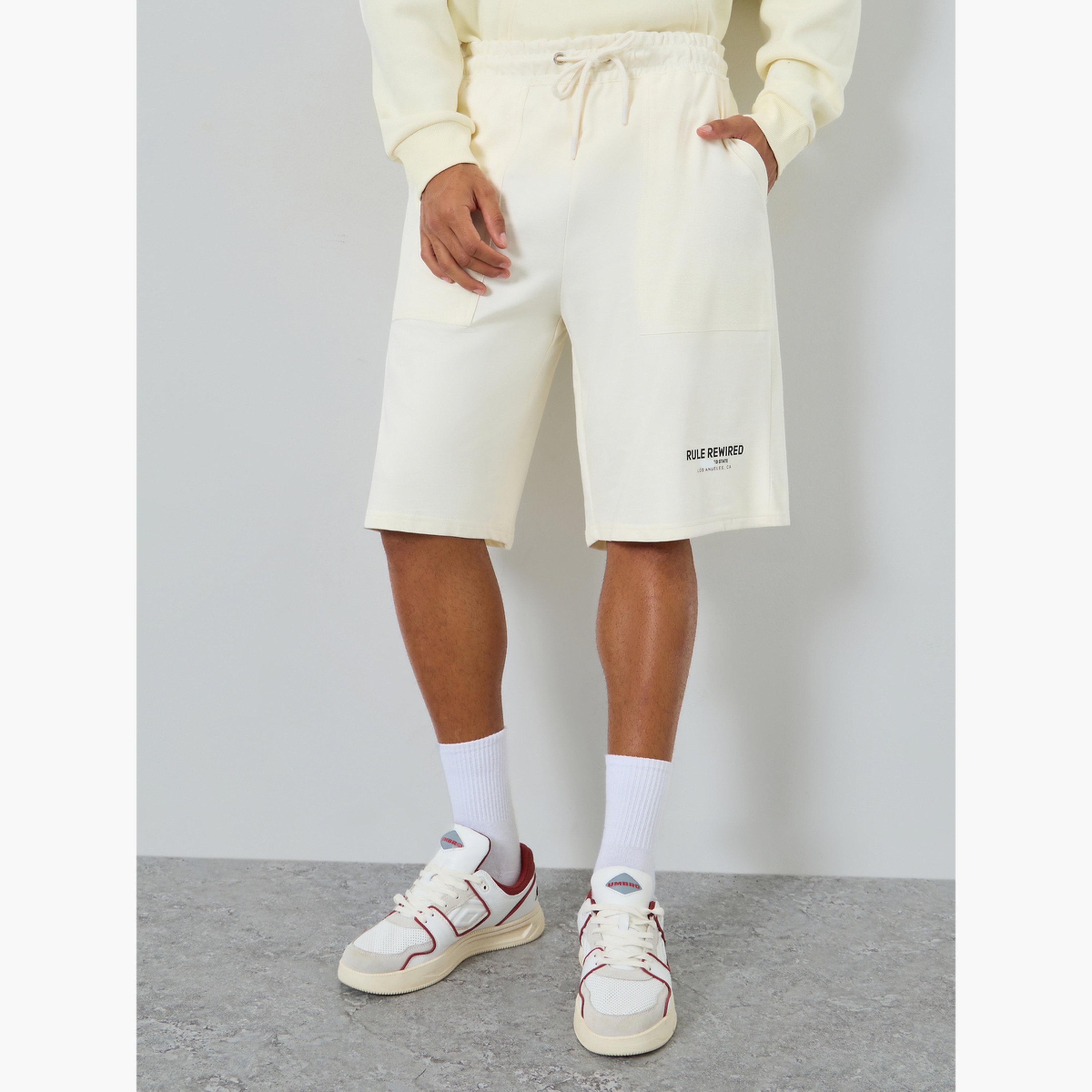 شورت مطبع بشعار وقصة واسعة-men-clothing-bottoms-shorts-image-1