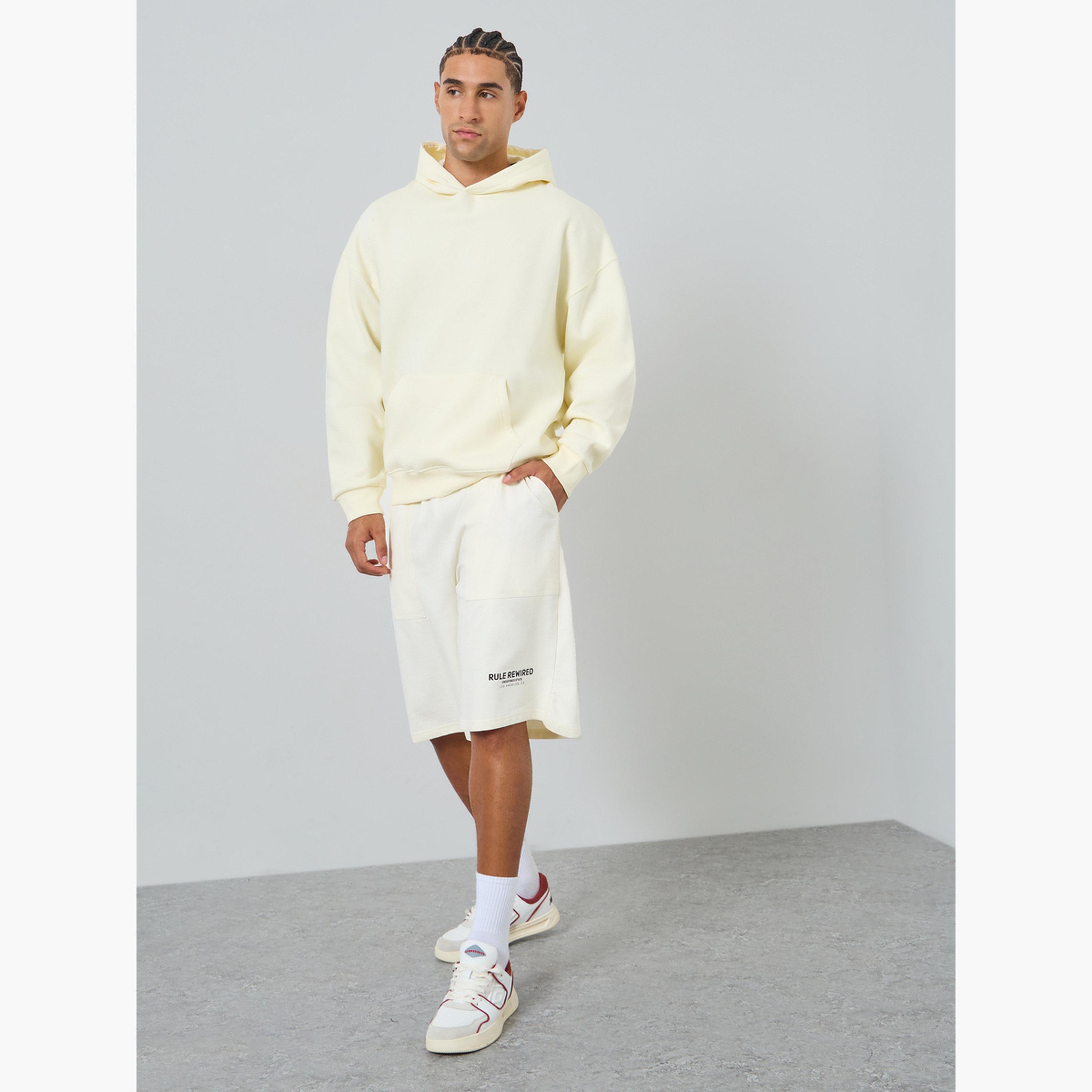 شورت مطبع بشعار وقصة واسعة-men-clothing-bottoms-shorts-image-2