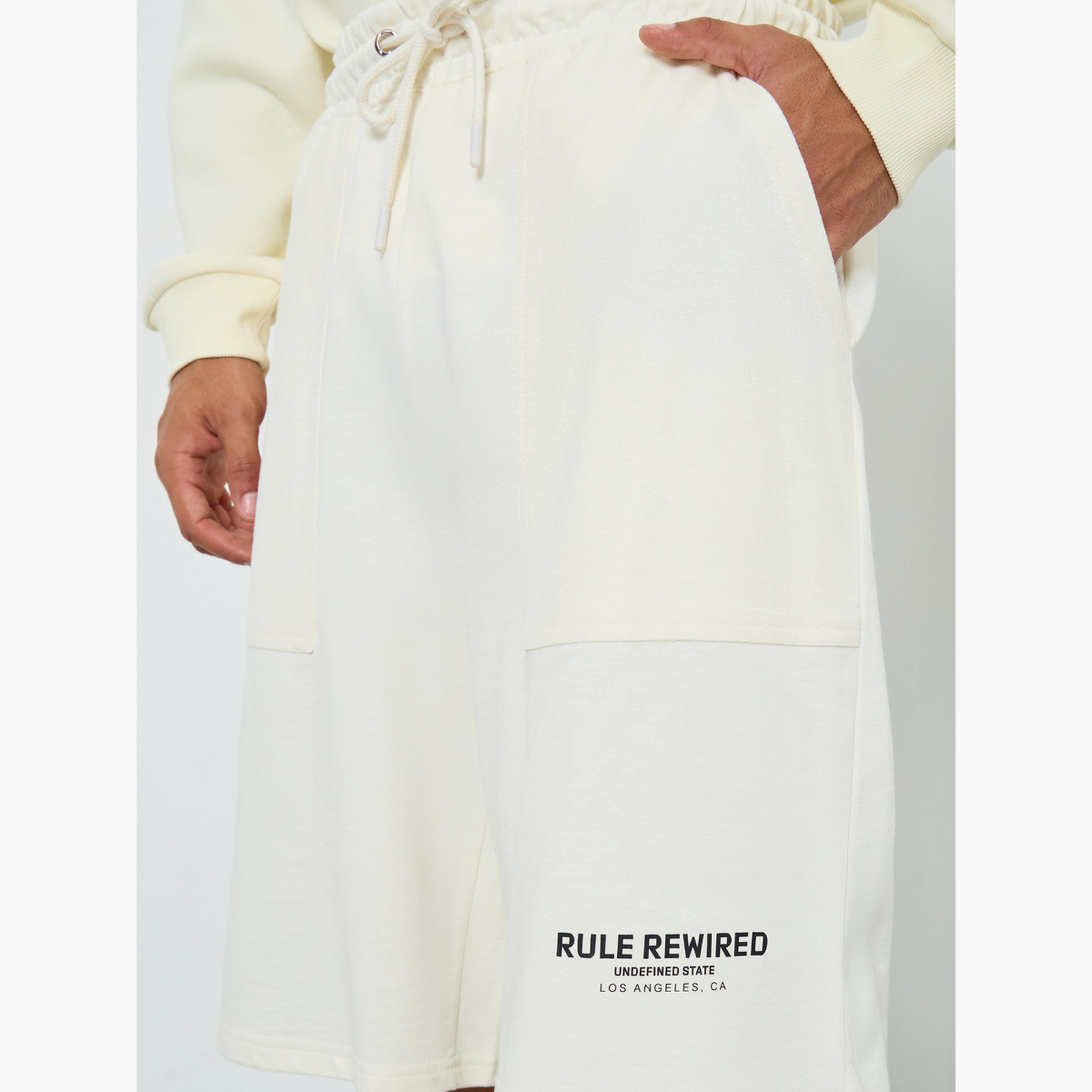 شورت مطبع بشعار وقصة واسعة-men-clothing-bottoms-shorts-image-3
