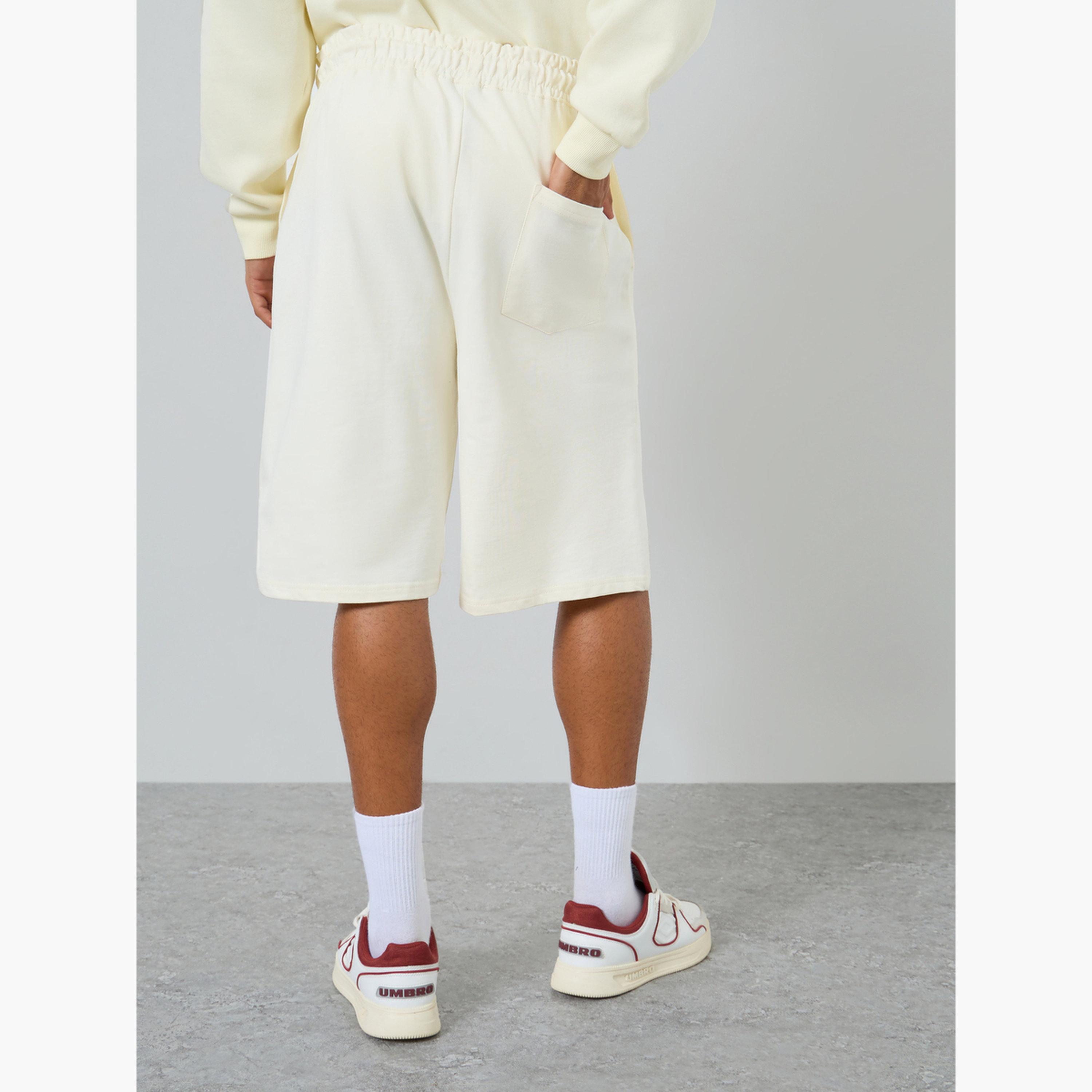 شورت مطبع بشعار وقصة واسعة-men-clothing-bottoms-shorts-image-4