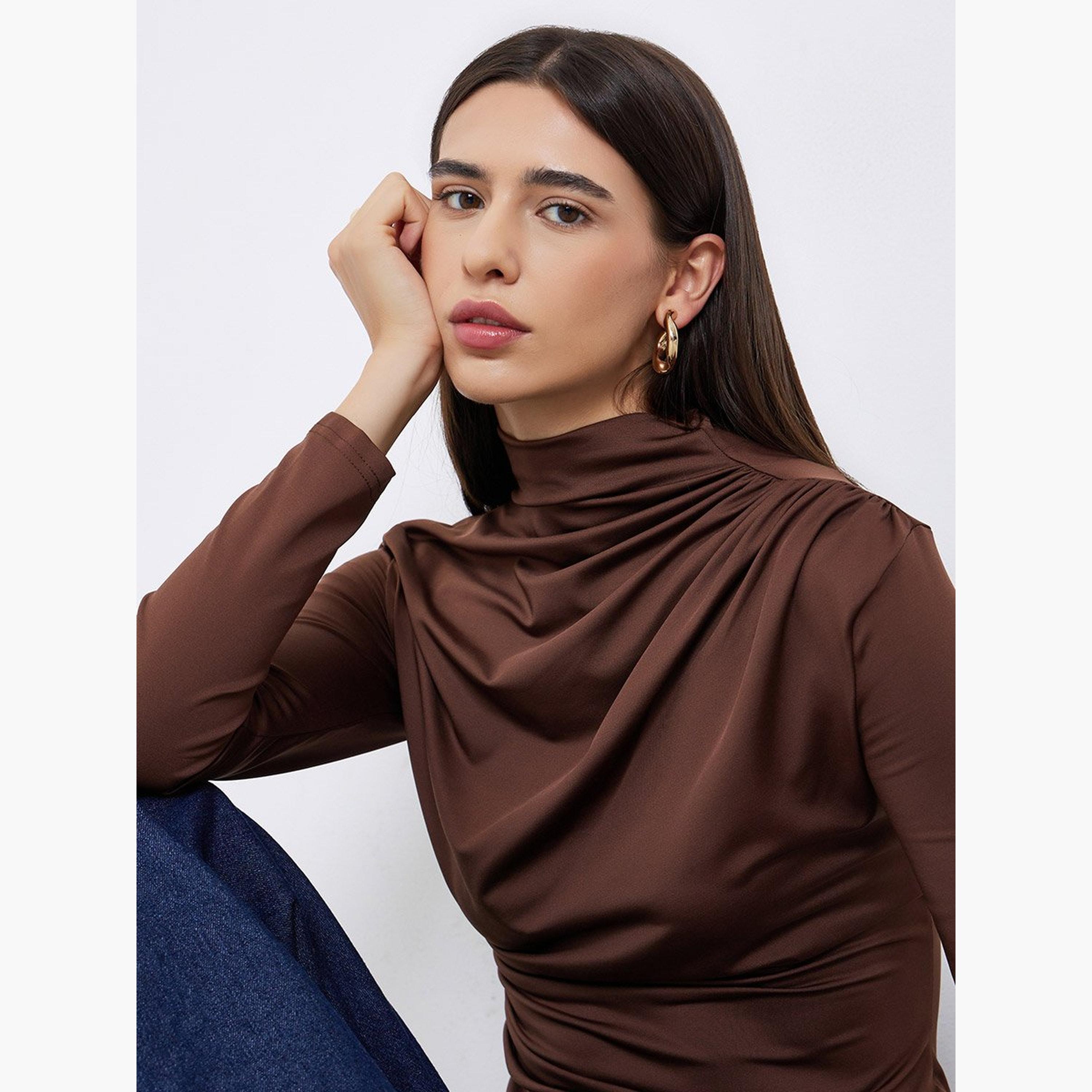 تيك تو - بلوزة بنية اللون برقبة عالية وأكمام طويلة وتفاصيل كشكشة-women-clothing-shirtsandblouses-blouses-image-3