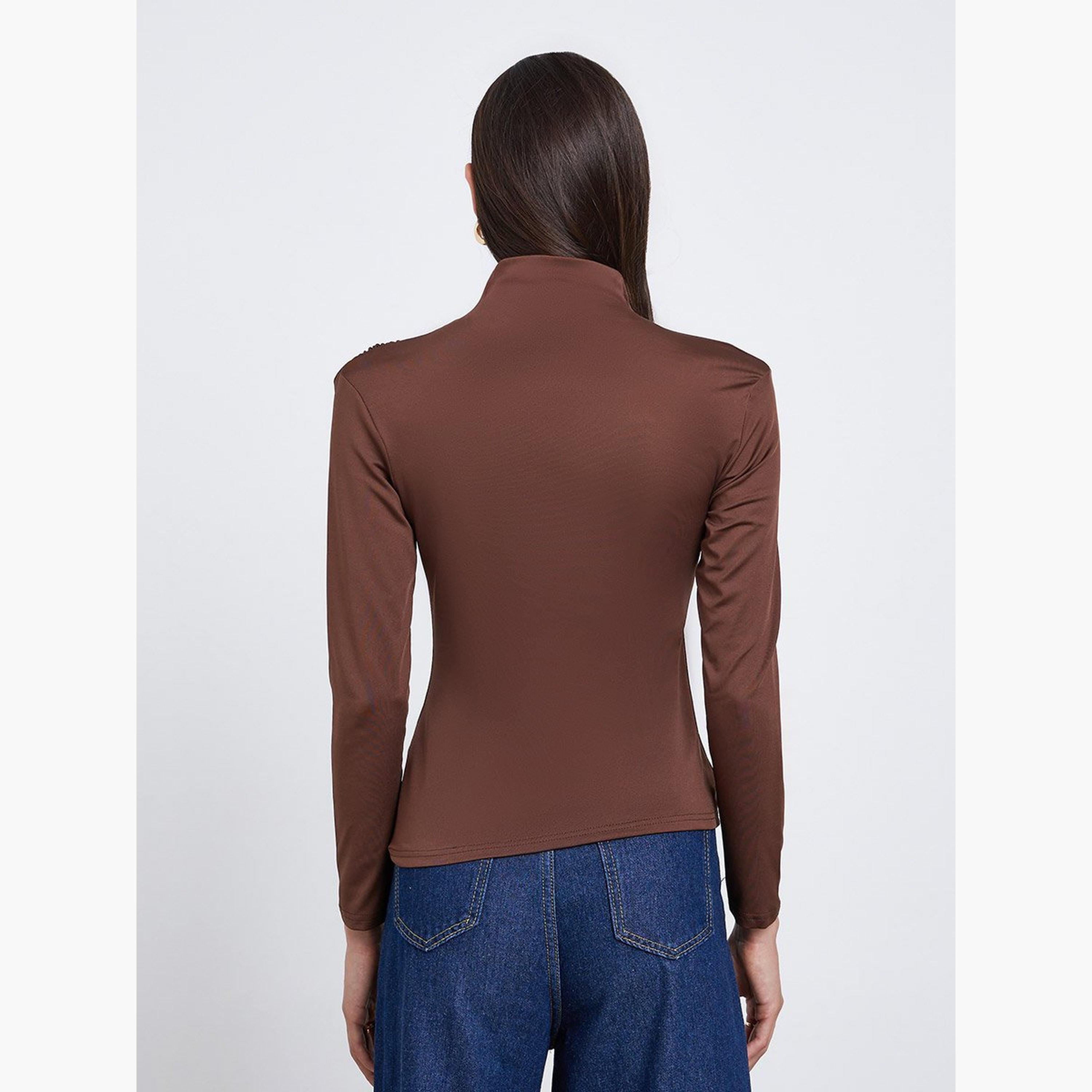 تيك تو - بلوزة بنية اللون برقبة عالية وأكمام طويلة وتفاصيل كشكشة-women-clothing-shirtsandblouses-blouses-image-4