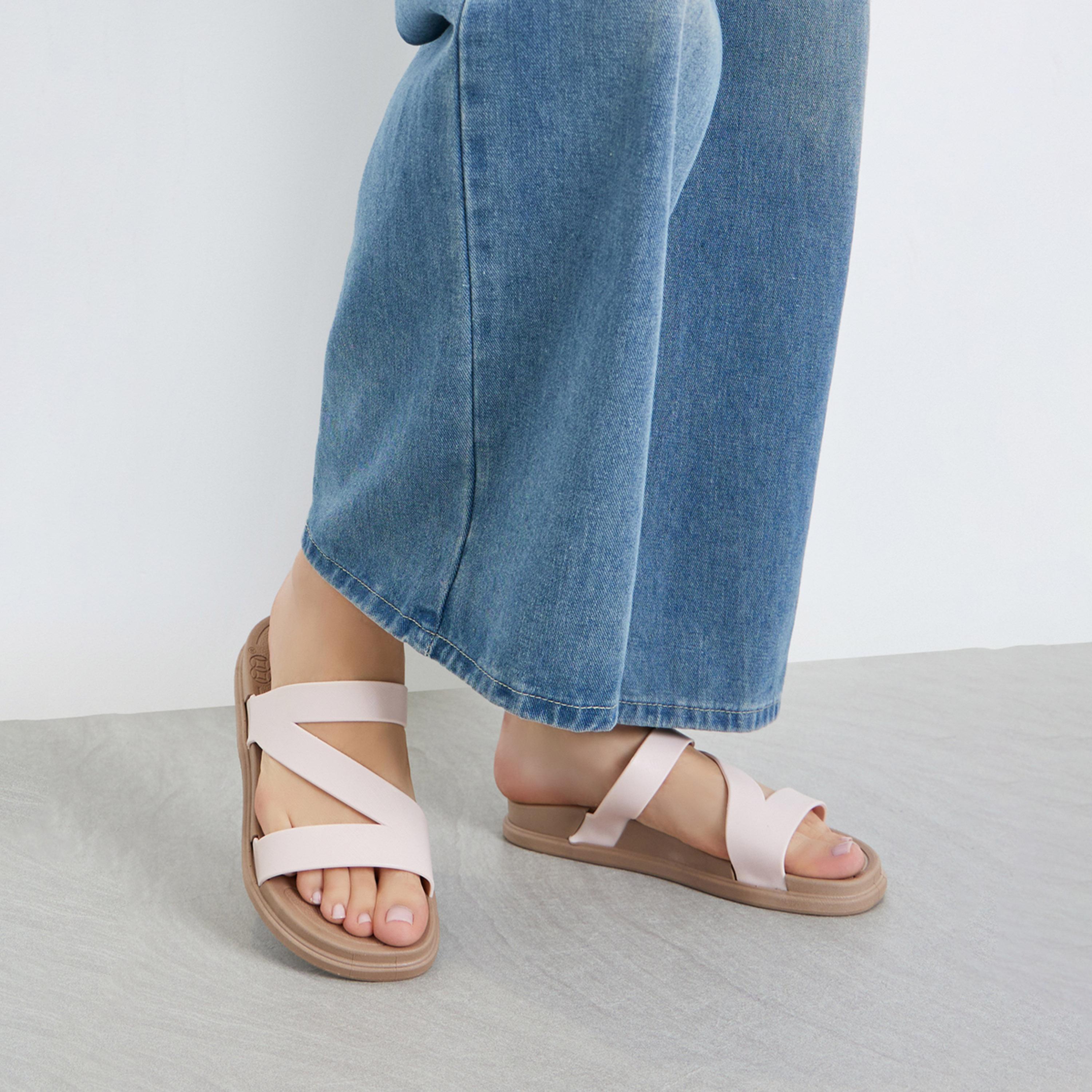ستايلي - صندل مسطح متقاطع باللون الوردي للنساء-women-shoes-sandals-flats-image-2