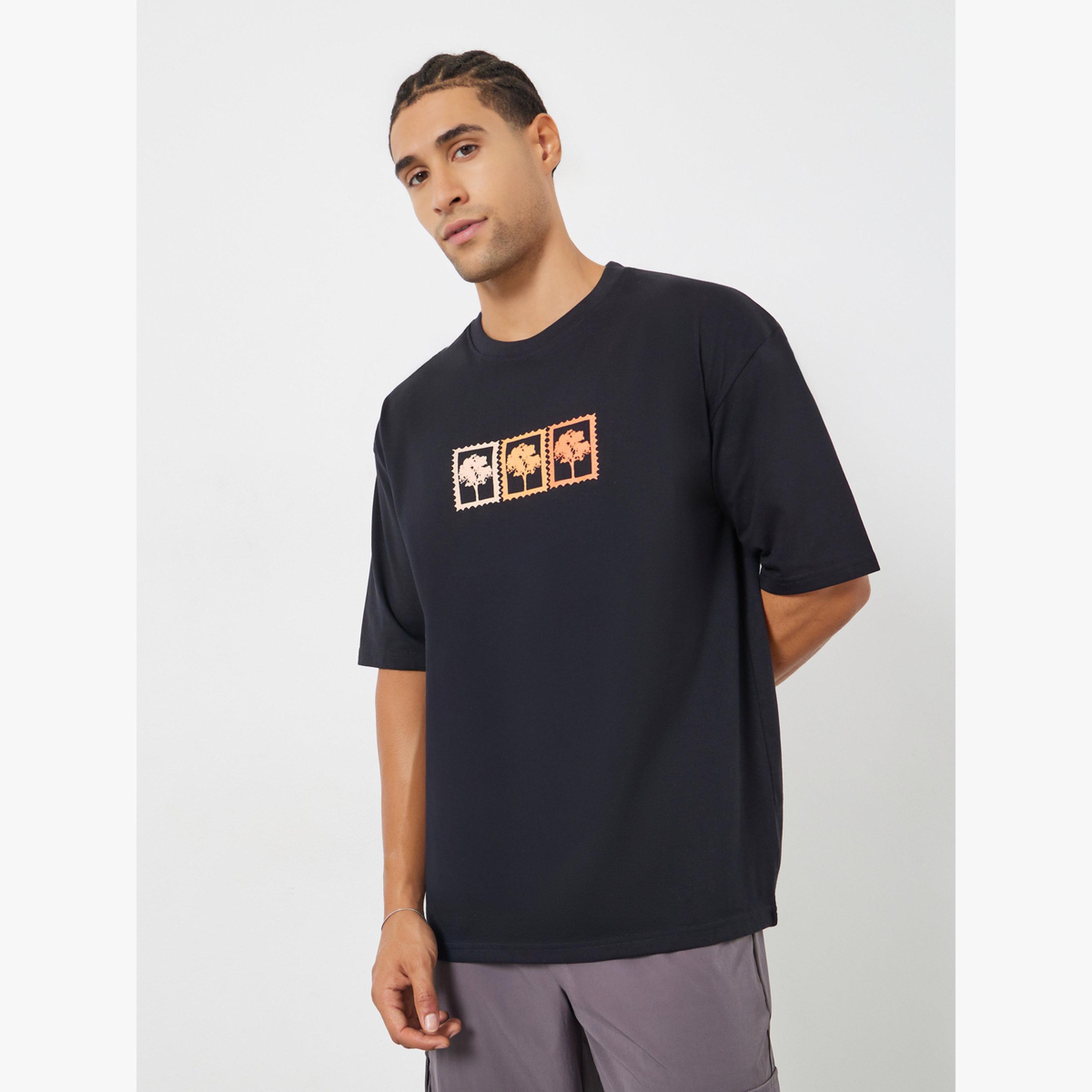 تيشيرت واسع بطبعة جرافيك وأكمام قصيرة-men-clothing-tshirtsandpolos-tshirts-image-1
