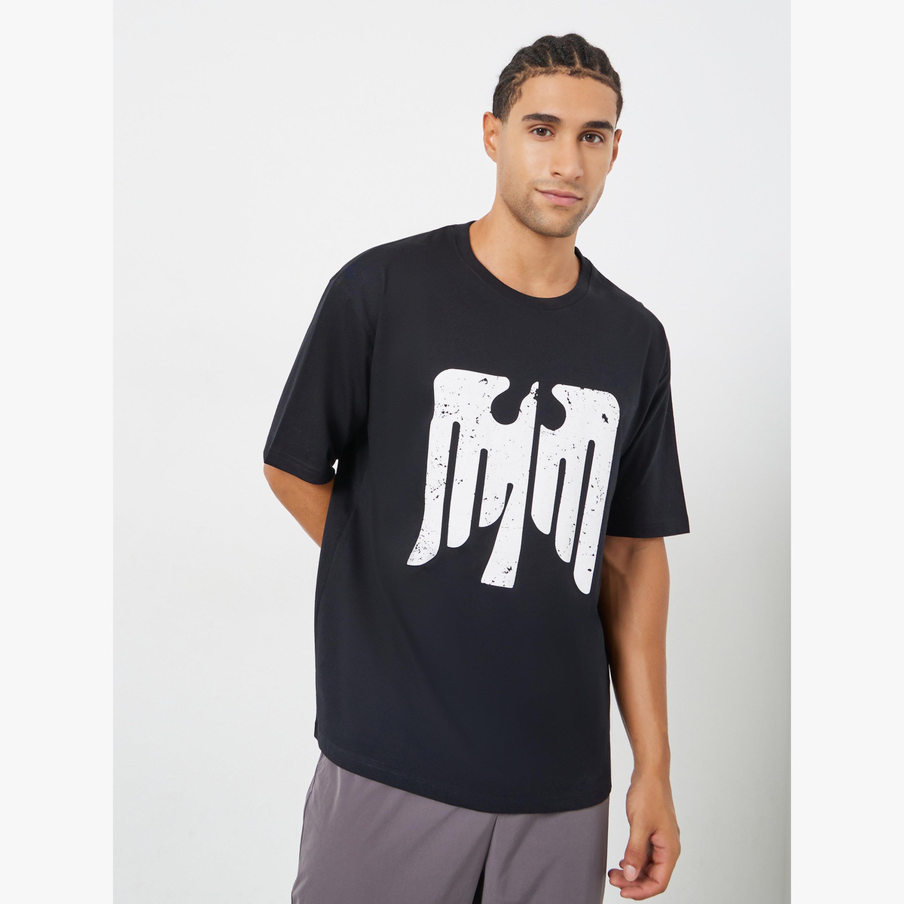 تيشيرت واسع بطبعة جرافيك وياقة دائرية-men-clothing-tshirtsandpolos-tshirts-image-1
