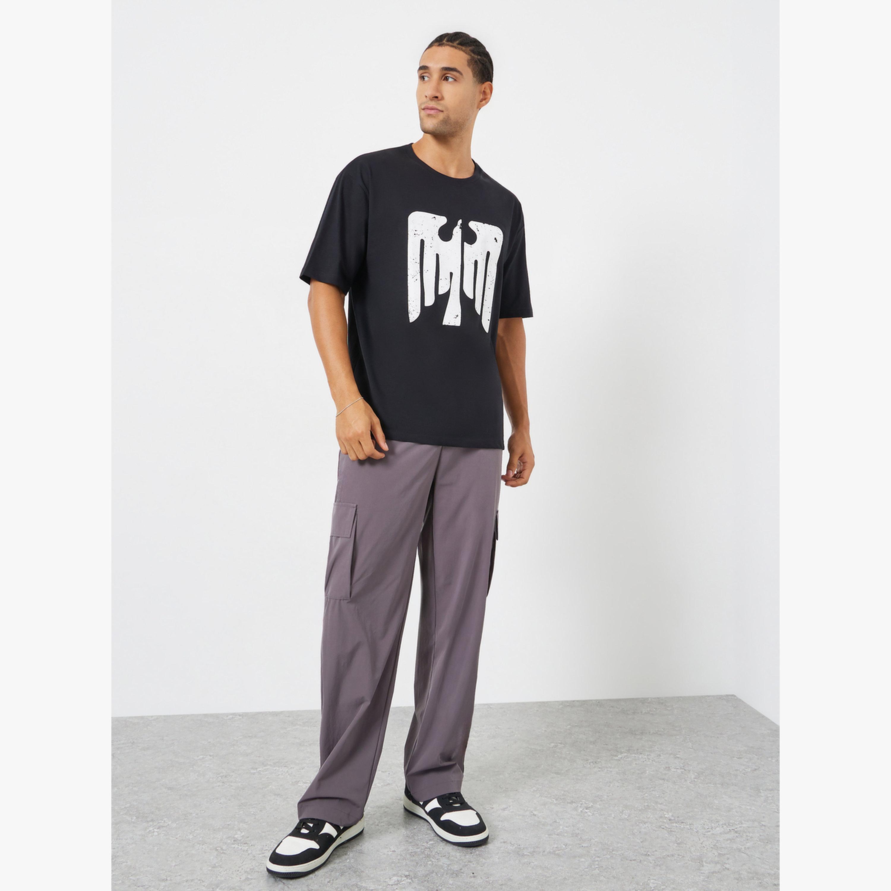 تيشيرت واسع بطبعة جرافيك وياقة دائرية-men-clothing-tshirtsandpolos-tshirts-image-2