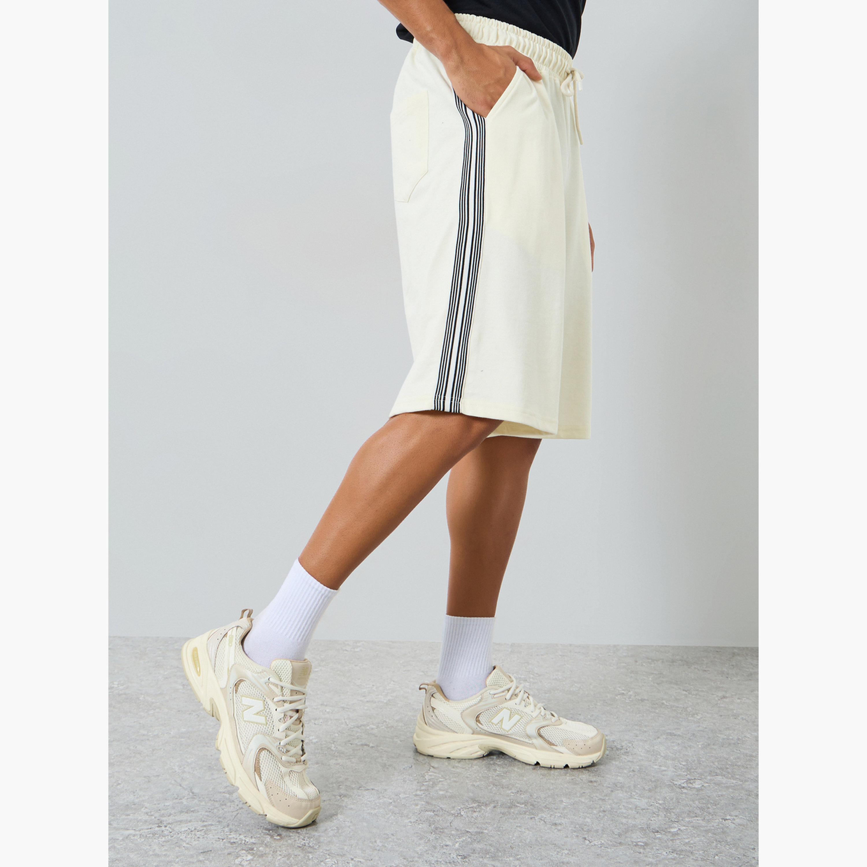 شورت تيري مخطط بقصة واسعة-men-clothing-bottoms-shorts-image-2