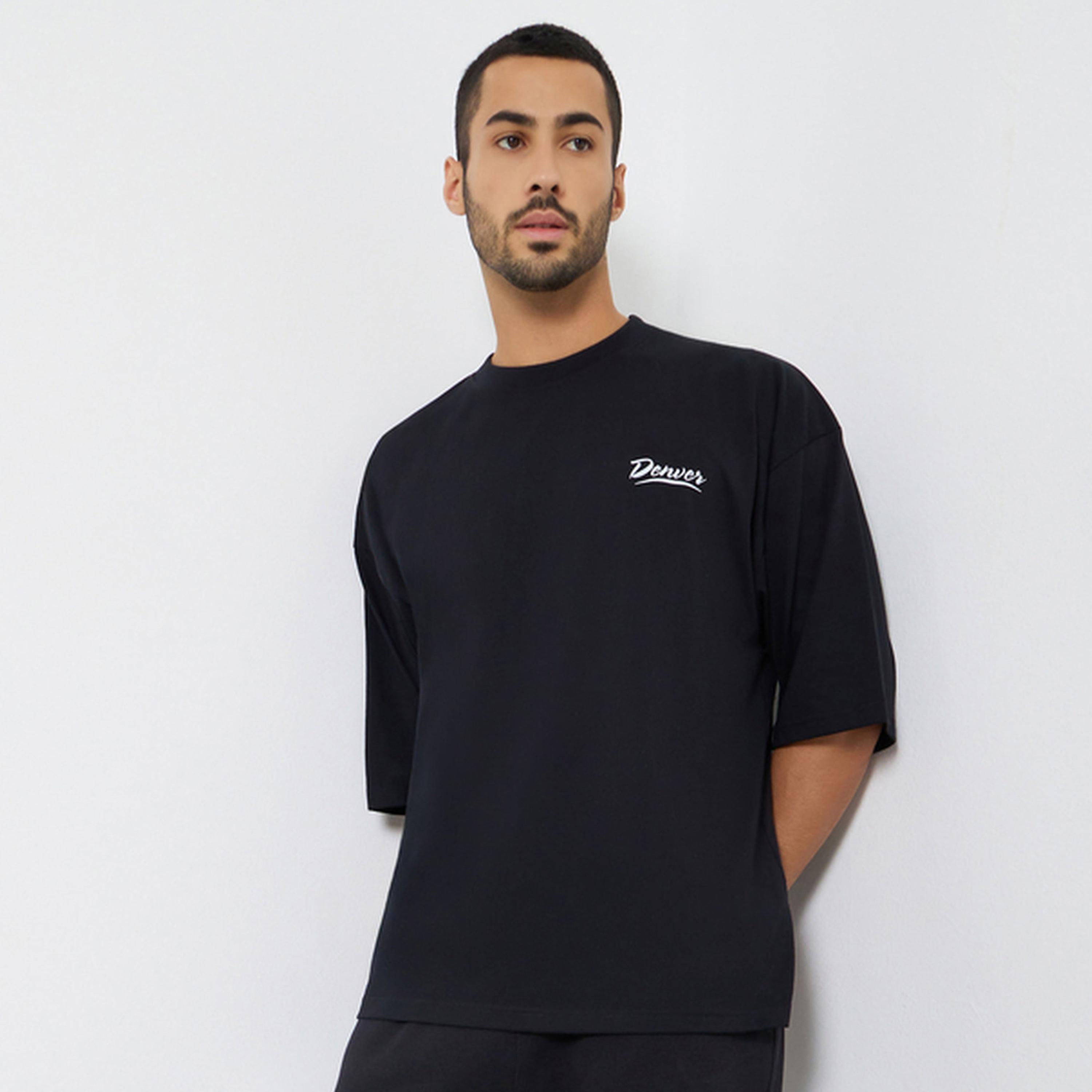 تيشيرت بطبعة صغيرة على الصدر وقصة واسعة للرجال-men-clothing-tshirtsandpolos-tshirts-image-1