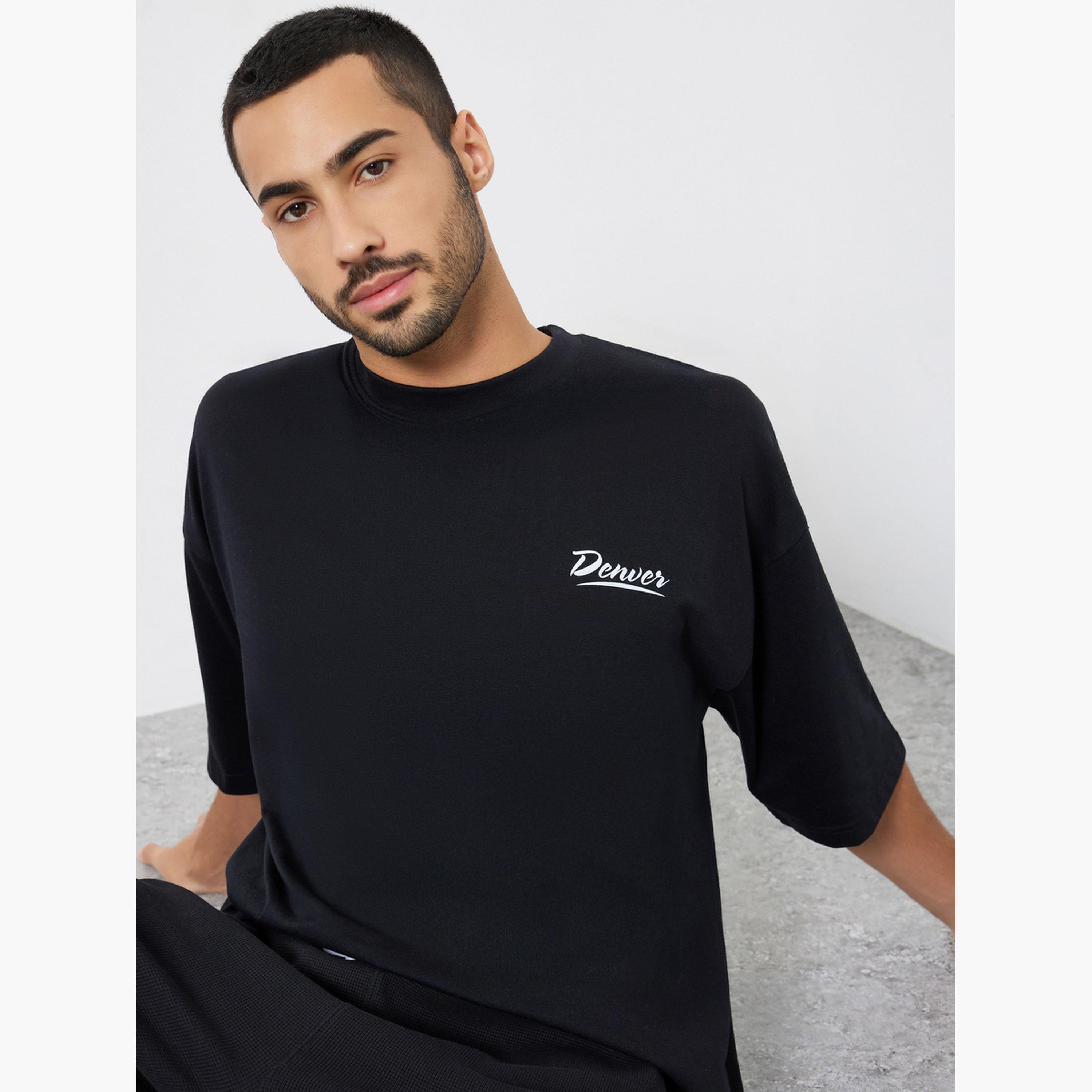 تيشيرت بطبعة صغيرة على الصدر وقصة واسعة للرجال-men-clothing-tshirtsandpolos-tshirts-image-2