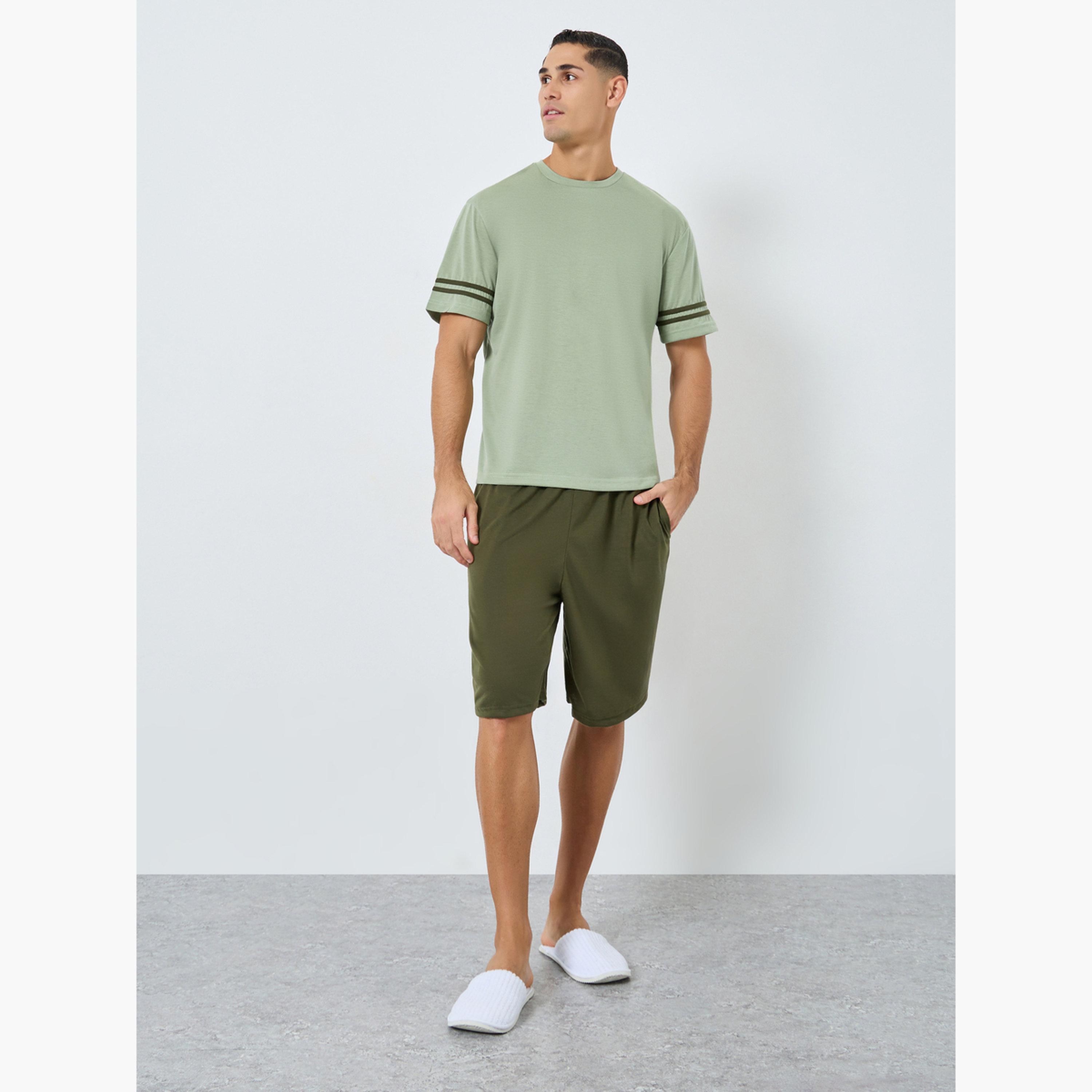 ستايلي - بيجاما مريح من تي شيرت مخطط وشورت للرجال-men-clothing-nightwear-pyjamaandshorts-image-1