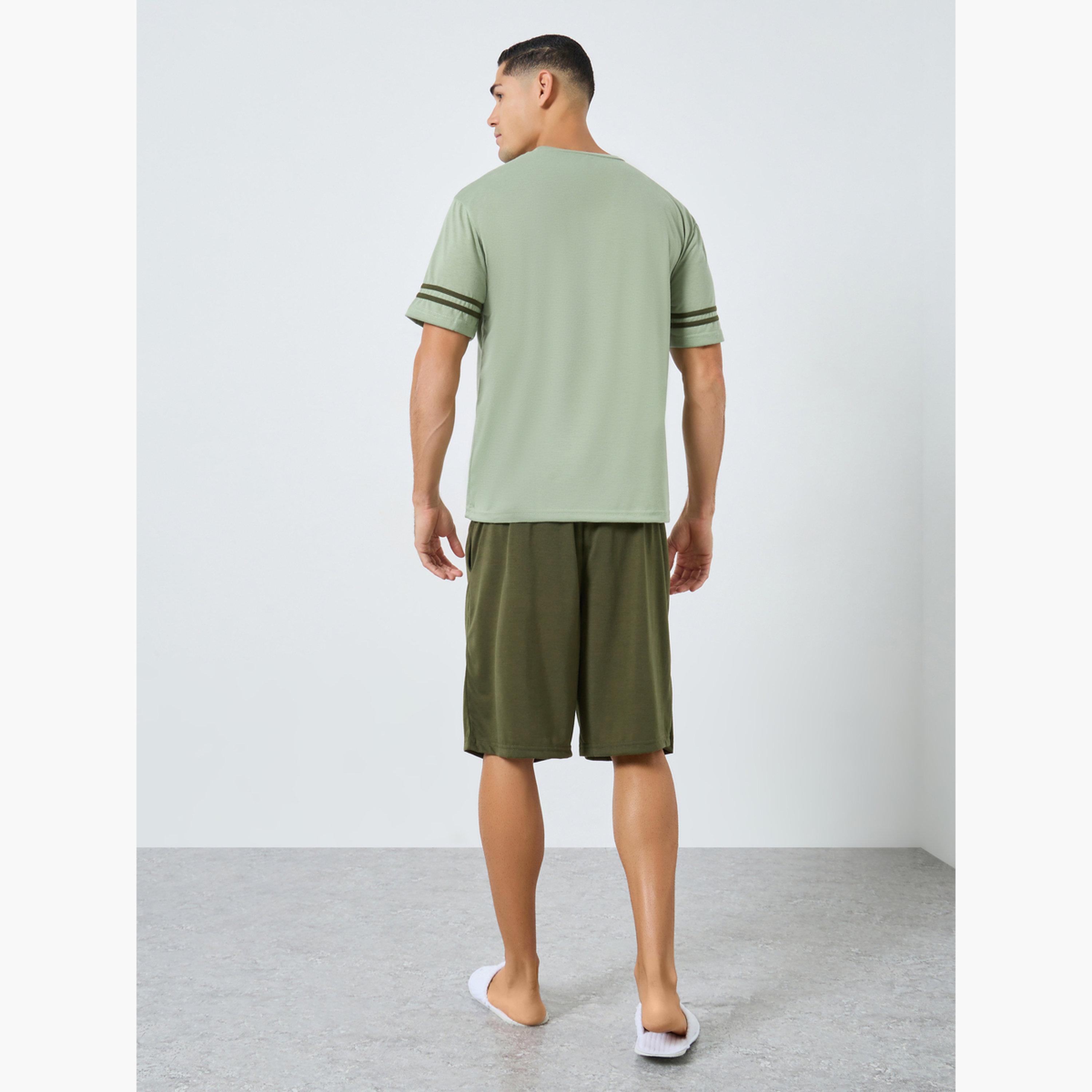 ستايلي - بيجاما مريح من تي شيرت مخطط وشورت للرجال-men-clothing-nightwear-pyjamaandshorts-image-3