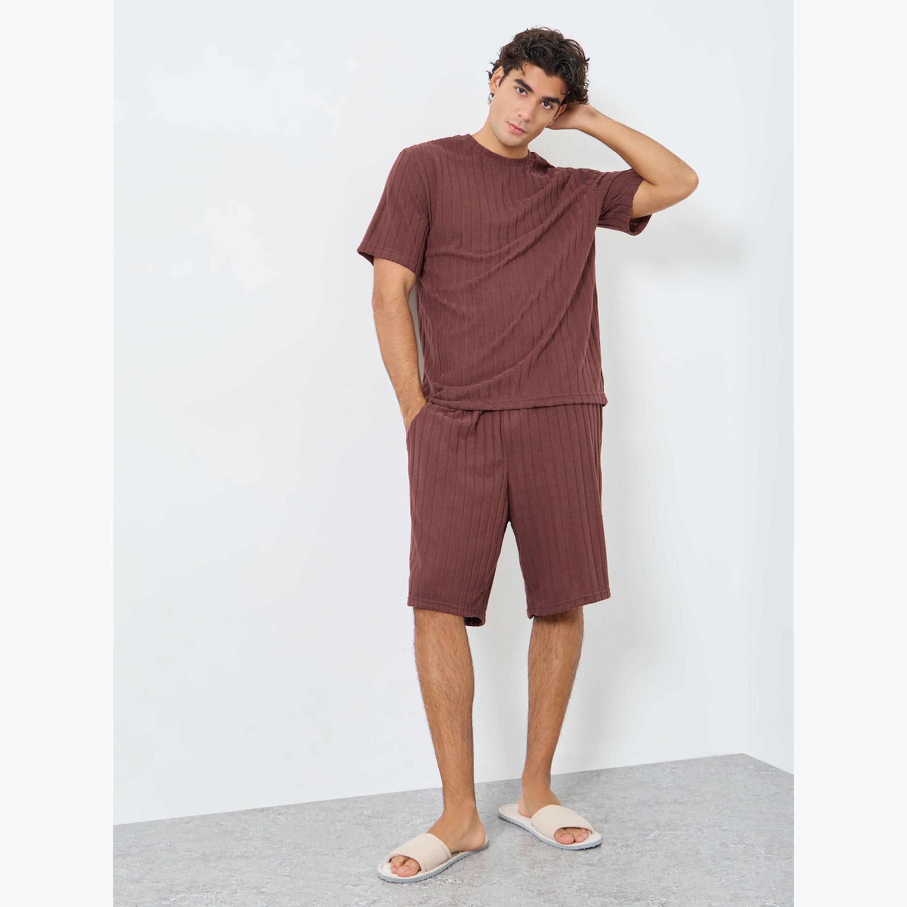 ستايلي - طقم تي شيرت وشورت رجالي محبوك بقصّة مريحة-men-clothing-nightwear-sets-image-1
