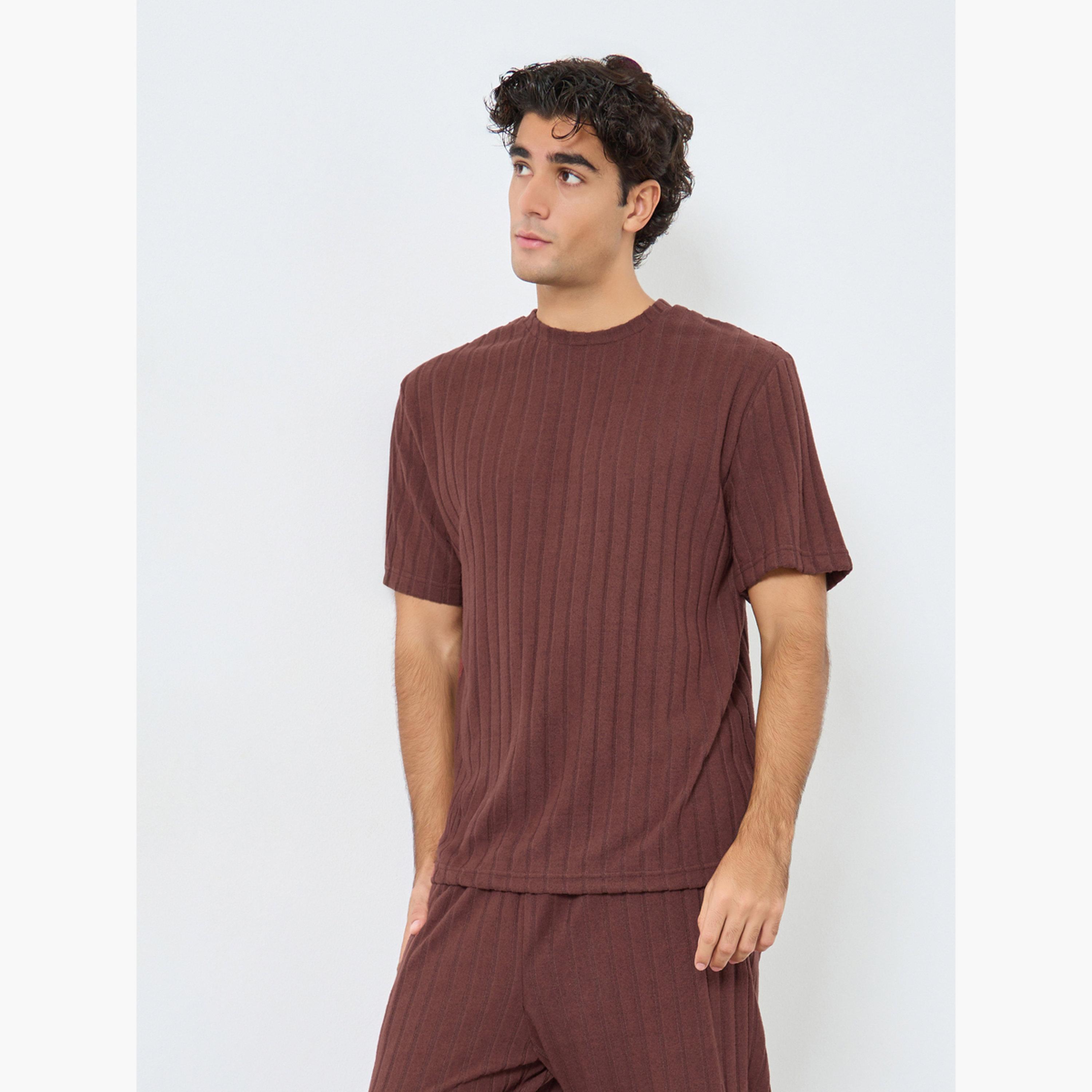 ستايلي - طقم تي شيرت وشورت رجالي محبوك بقصّة مريحة-men-clothing-nightwear-sets-image-2