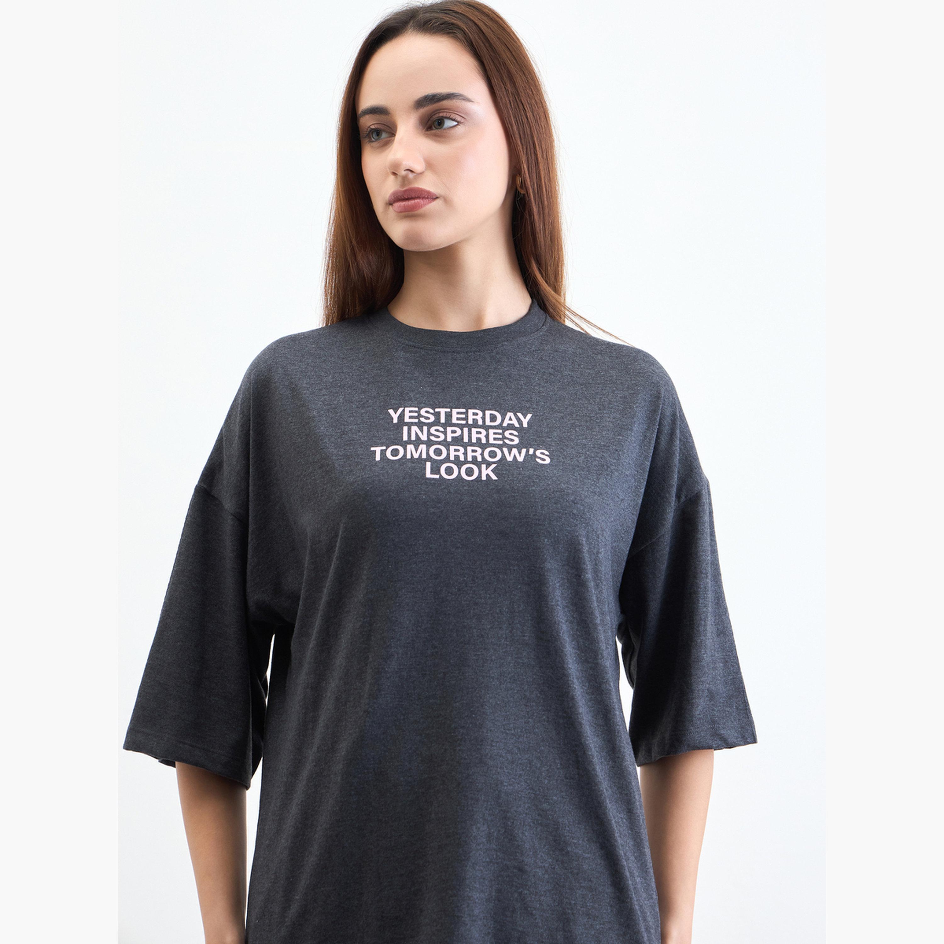 ستايلي - تي شيرت مقاس واسع شعار فحمي-women-clothing-tshirts-image-3