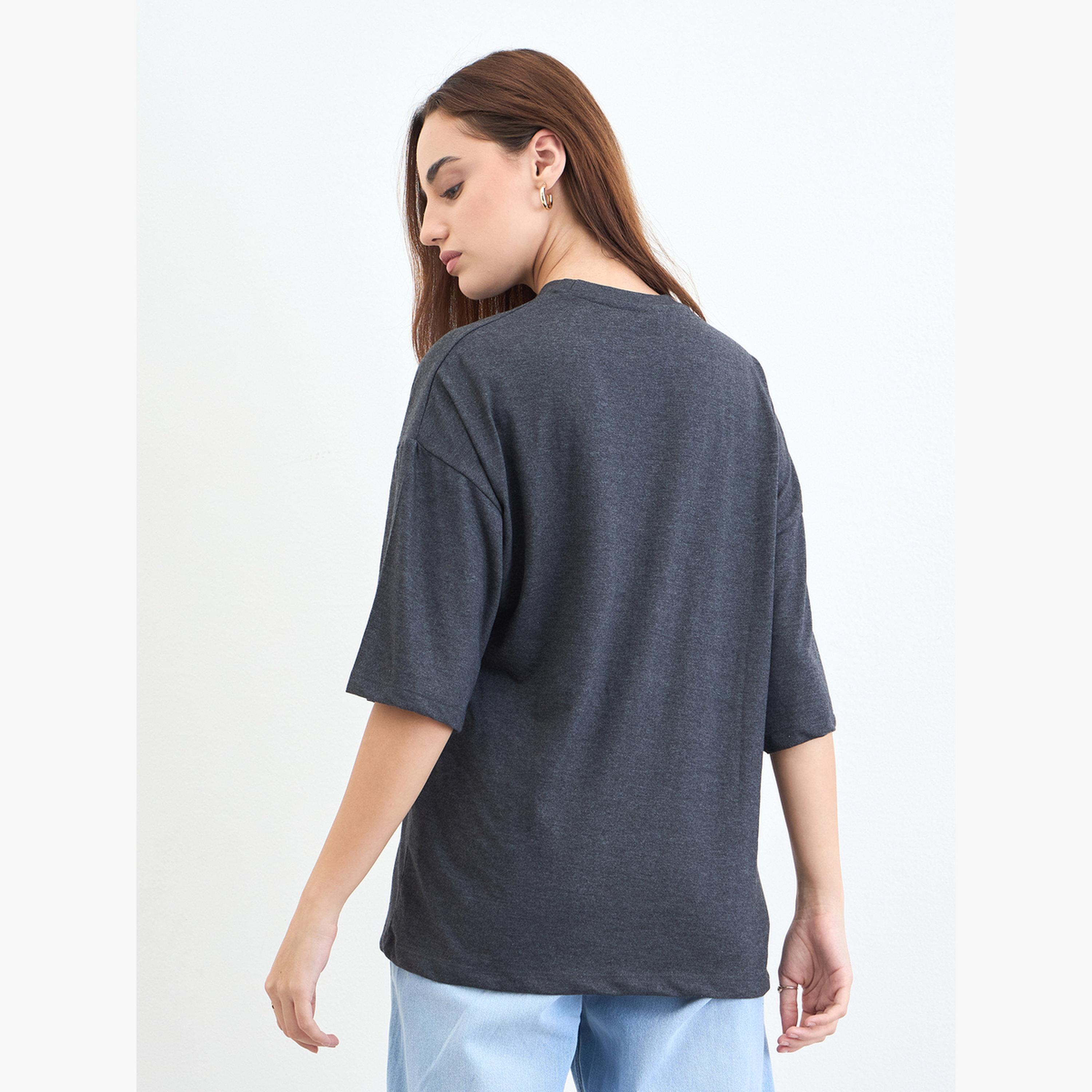 ستايلي - تي شيرت مقاس واسع شعار فحمي-women-clothing-tshirts-image-5