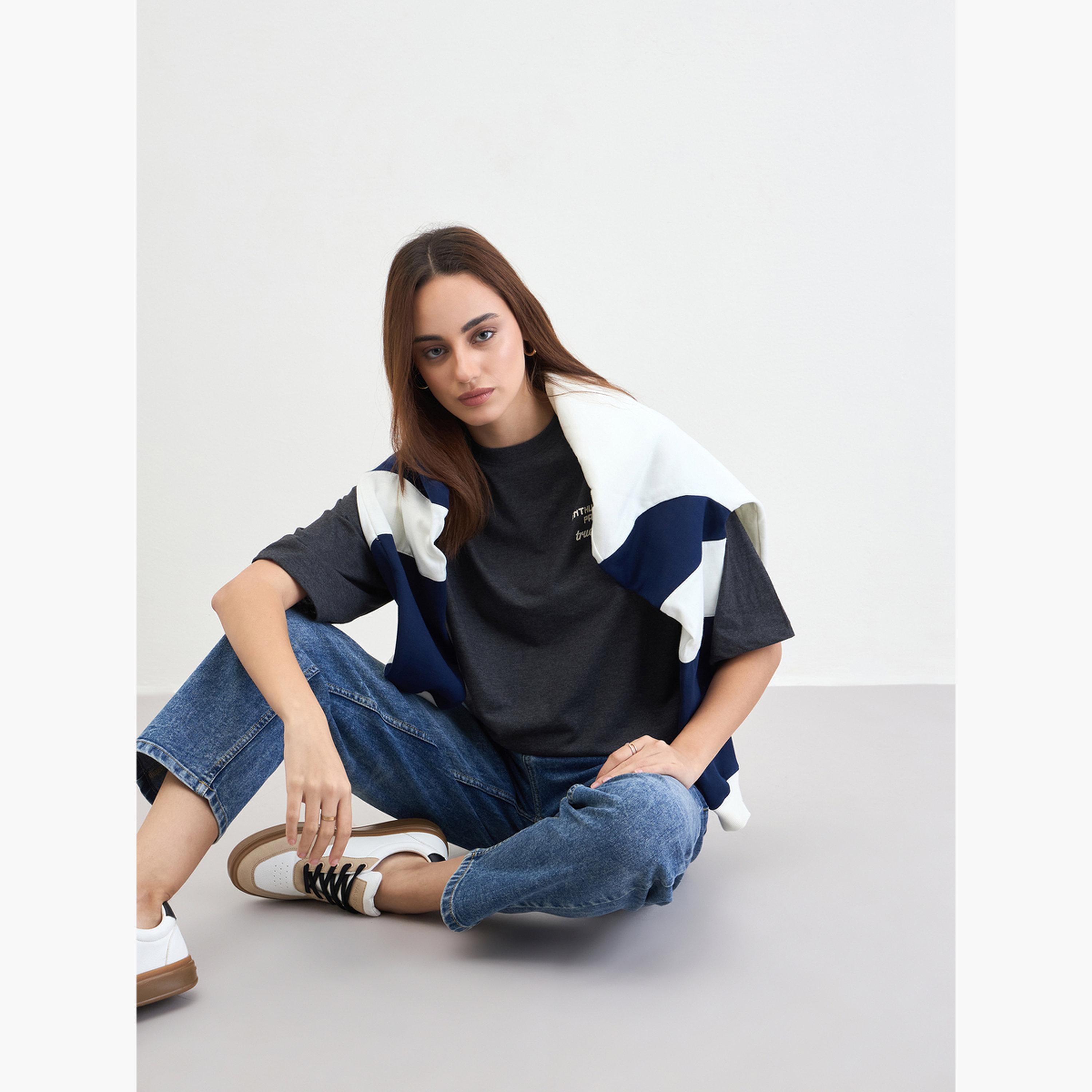 ستايلي - تي شيرت مقاس واسع شعار فحمي-women-clothing-tshirts-image-4